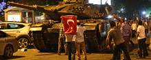 Et billede fra kupnatten i juli 2016: Erdogan-tilhængere stopper en kampvogn på vej mod Ankaras centrum. 250 mistede livet. Siden har udrensningerne bølget. Arkivfoto: Selcuk Samiloglu/AP