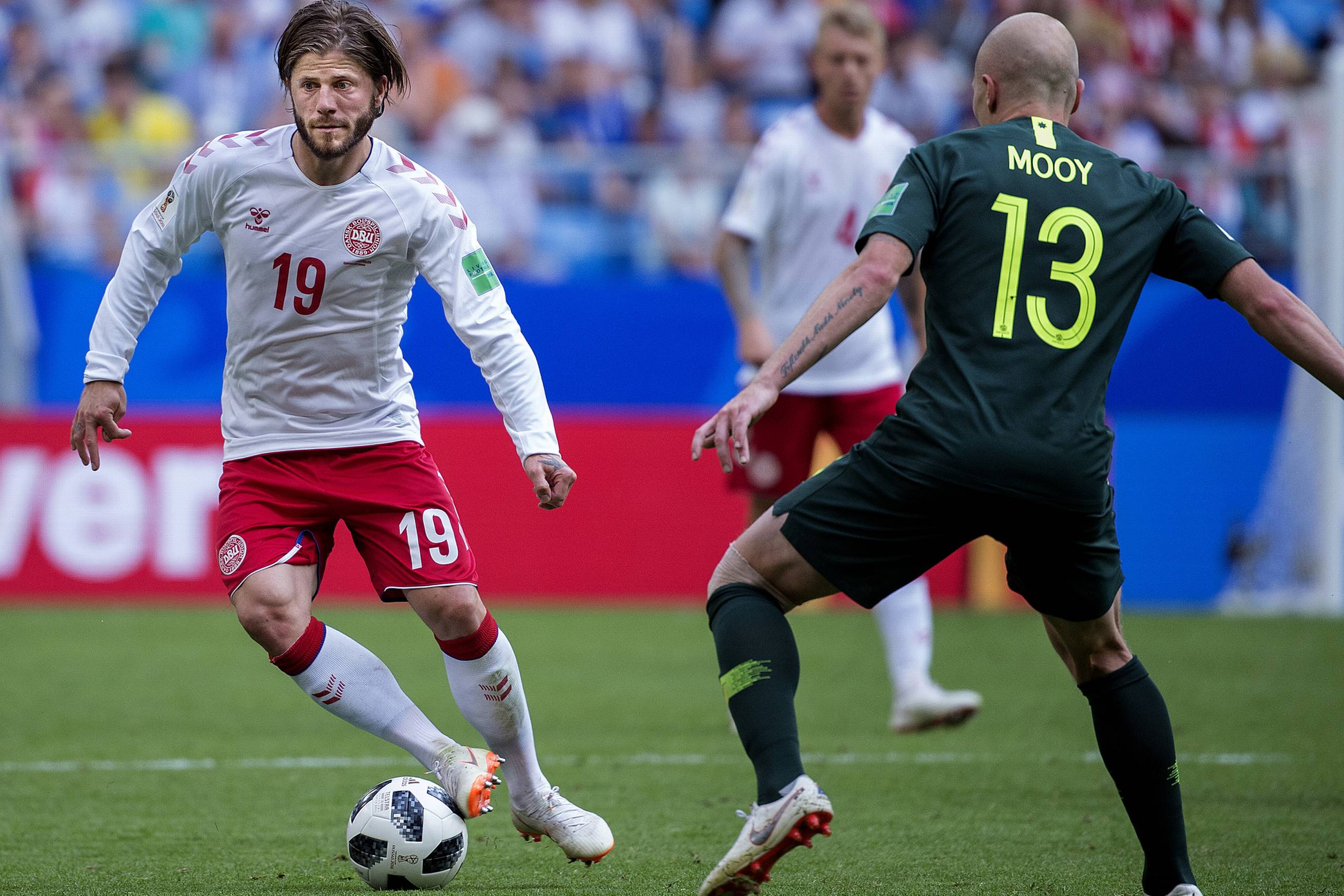Danmarks Lasse Schöne (tv.) og Australiens Aaron Mooy under kampen mellem Danmark-Australien på Samara Arena i Rusland torsdag den 21. juni 2018. Foto: Liselotte Sabroe/Ritzau Scanpix