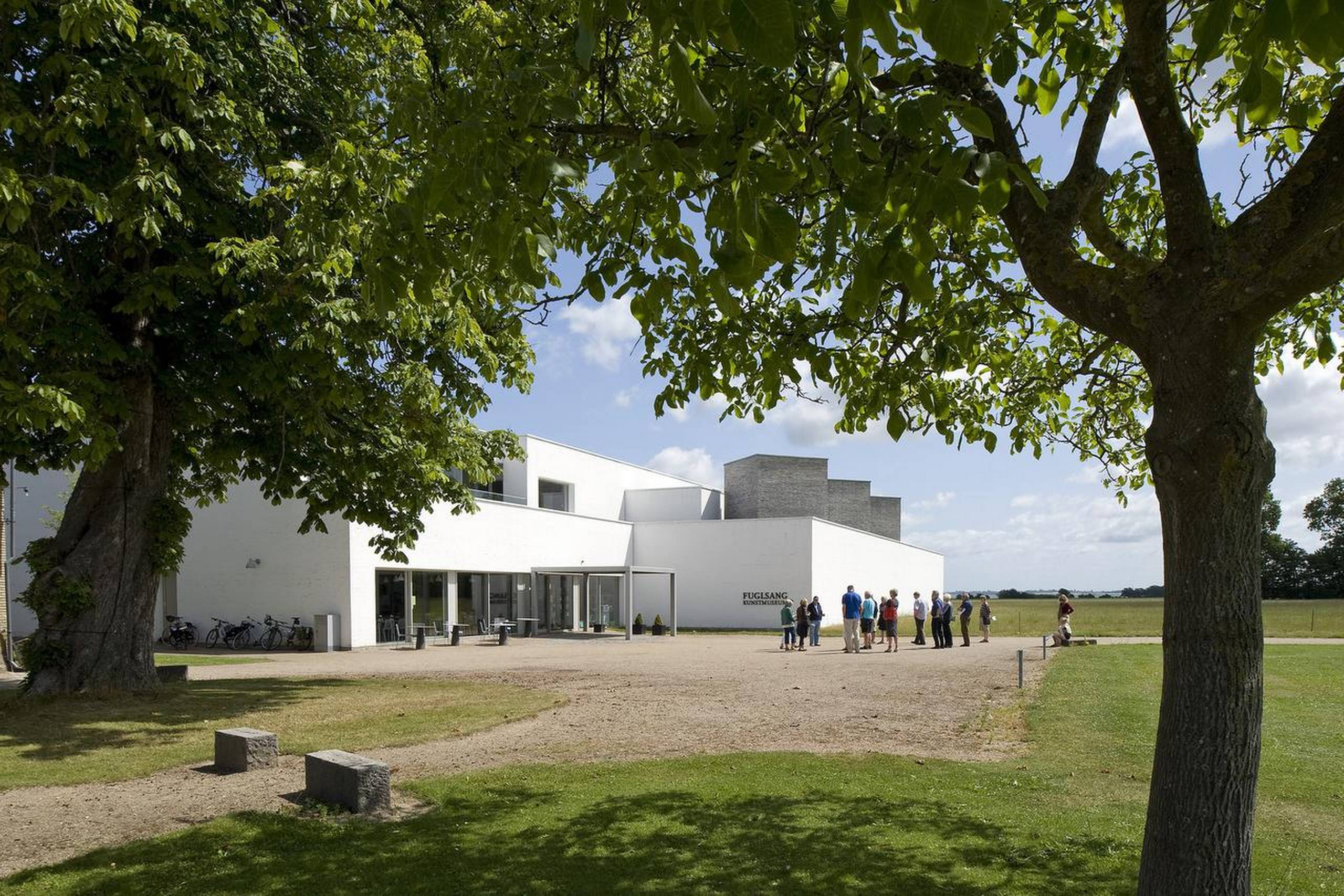 Fuglsang Kunstmuseum åbnede i januar 2008 og ligger smukt i grønne omgivelser. Foto: Leif Tuxen/Fuglsang Kunstmuseum