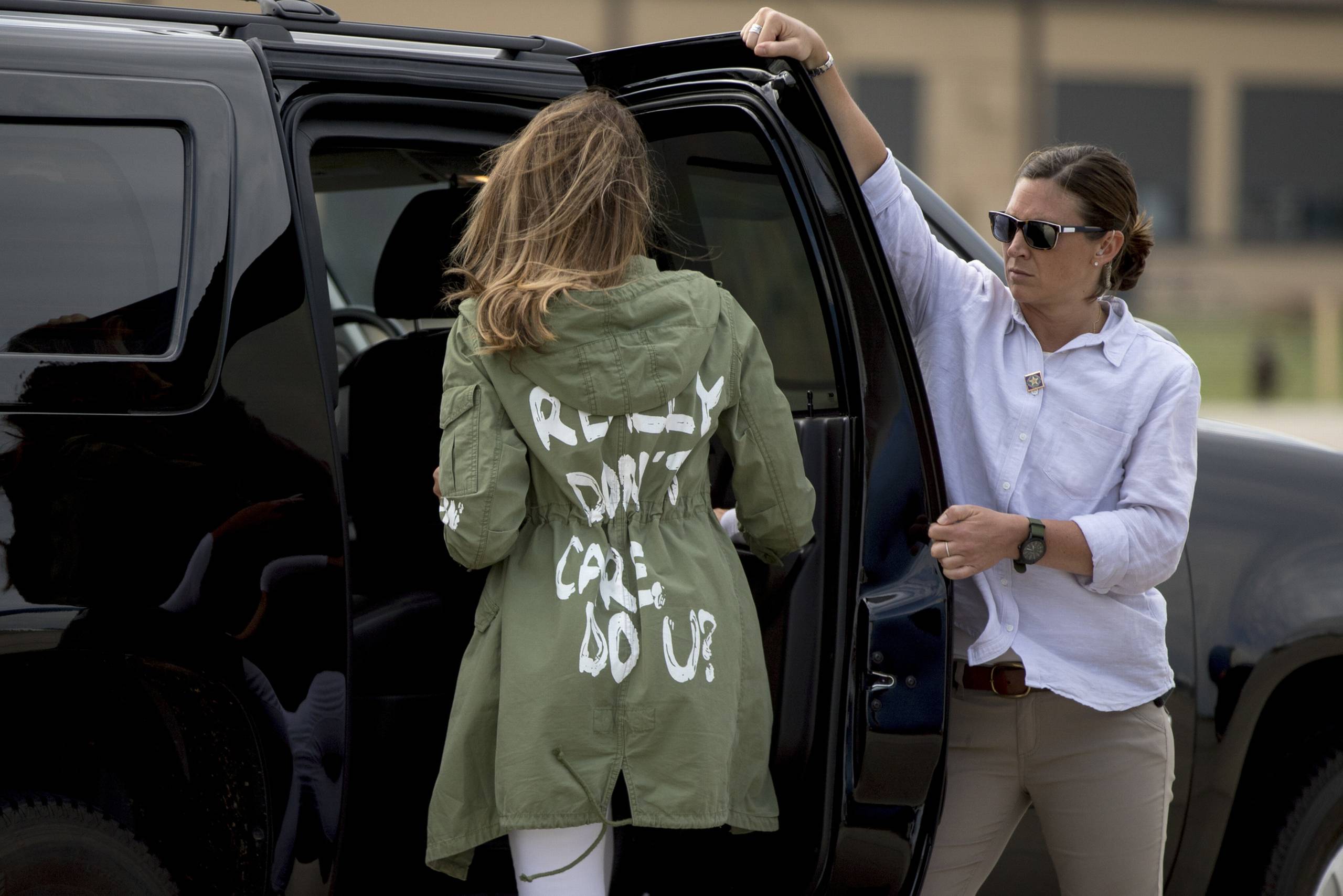 Melania Trump i hendes efterhånden berømte Zara-jakke med teksten på ryggen: Jeg er virkelig ligeglad. Er du? USA's førstedame havde kun jakken på, da hun steg på og af flyet i Washington. Ikke mens hun besøgte børnecentret i Texas. Foto: AP/Andrew Harnik