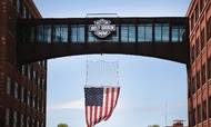 Et amerikansk flag hænger under gangbroen, der forbinder to bygninger i hovedkvarteret for Harley-Davidson i Milwaukee, Wisconsin. Som følge af EU's straftold vil selskabet flytte en del af sin produktion til Europa. Foto: Ritzau Scanpix/Scott Olson
