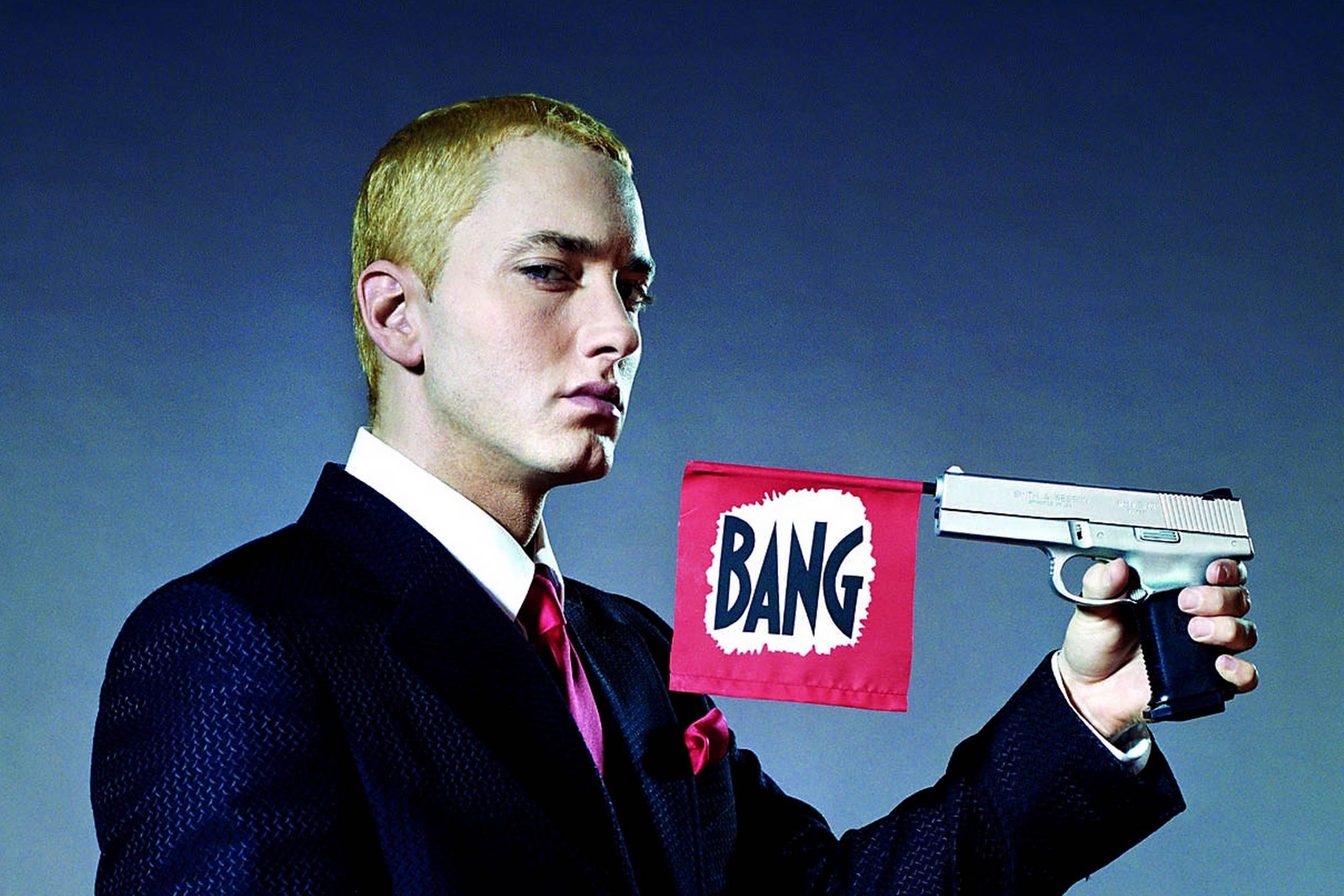 Eminem anno 2004. Det afblegede hår, han i sin tid i en brandert fik lavet, var stadig hans image, men han skiftede på pressebillederne tøjstil. I stedet for at iklæde sig en T-shirt viste han sig frem i skjorte, slips og jakkesæt. I teksterne fyrede han ukvemsord af sted mod alle mulige - og sig selv. Foto: Universal Music