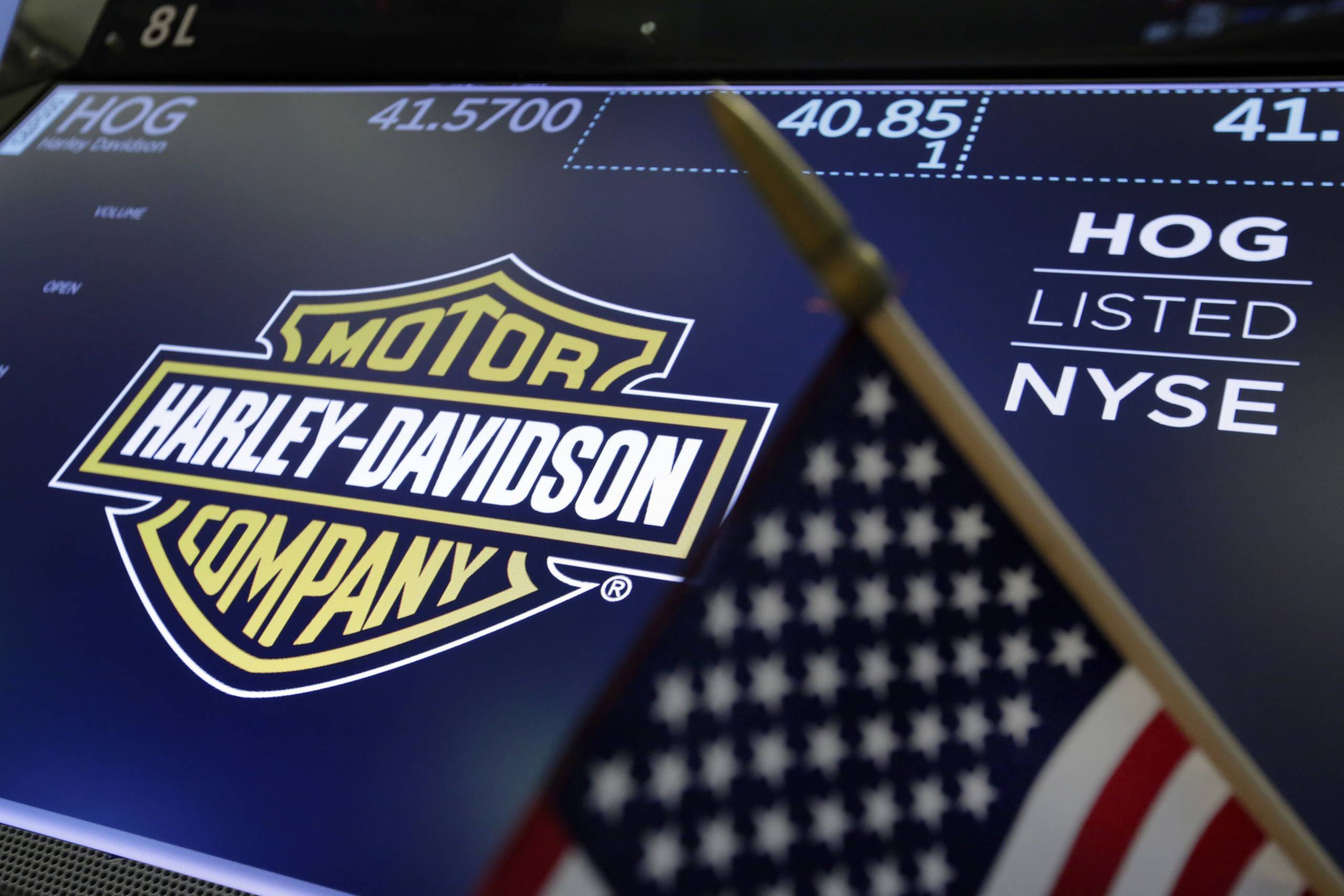 Harley-Davidsons loge bliver vist på skærmen på New York Stock Exchange. Præsident Trump afviste tirsdag, at hans handelspolitik er årsagen til, at virksomheden flytter en del af sin produktion ud af USA. Det er bare en undskyldning, sagde præsidenten. Foto: AP/Richard Drew