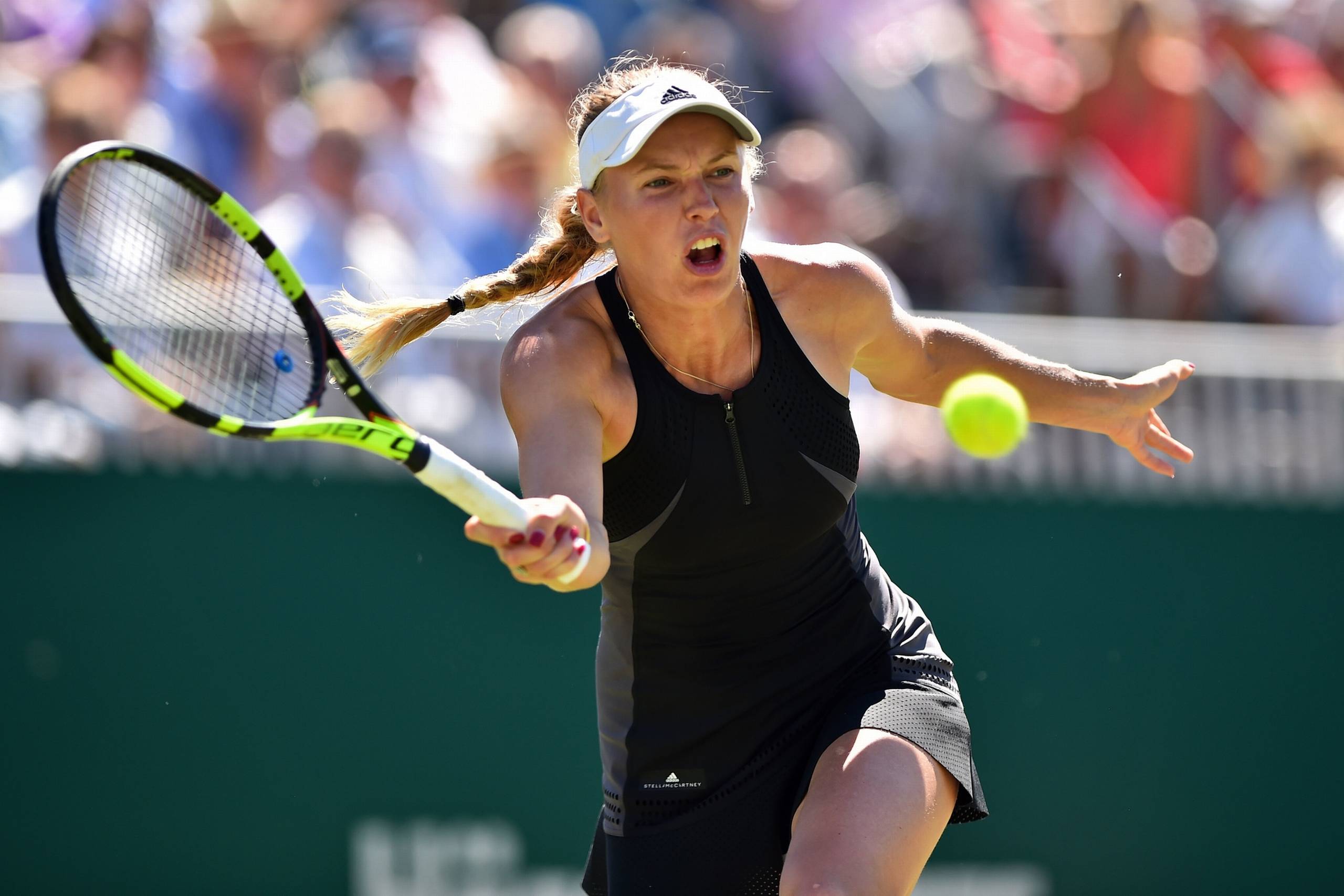 Caroline Wozniacki er i finalen i Eastbourne efter sejren over Angelique Kerber. Foto: Glyn Kirk/AFP