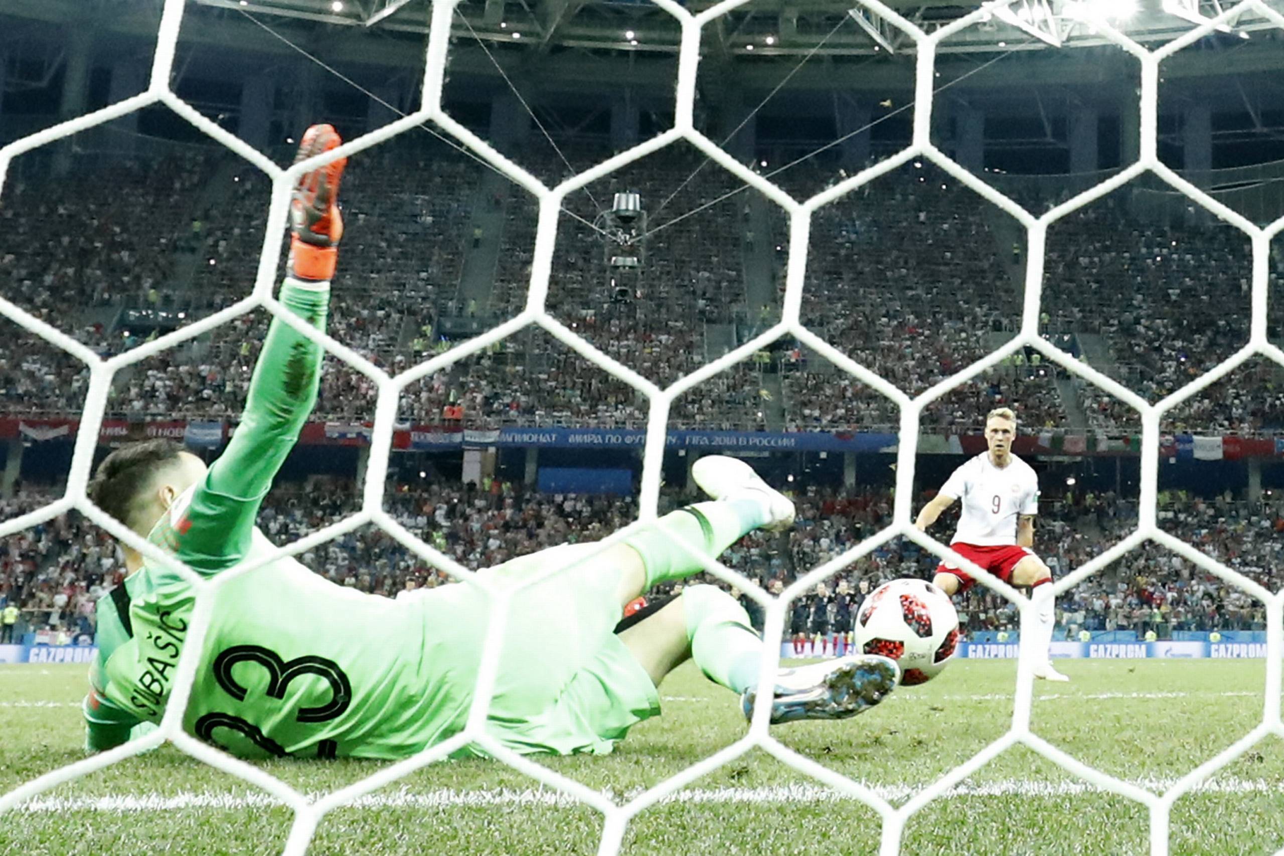 Kroatiens målmand Danijel Subasic redder straffesparket fra Nicolai Jørgensen. Foto: Martin Meissner/AP