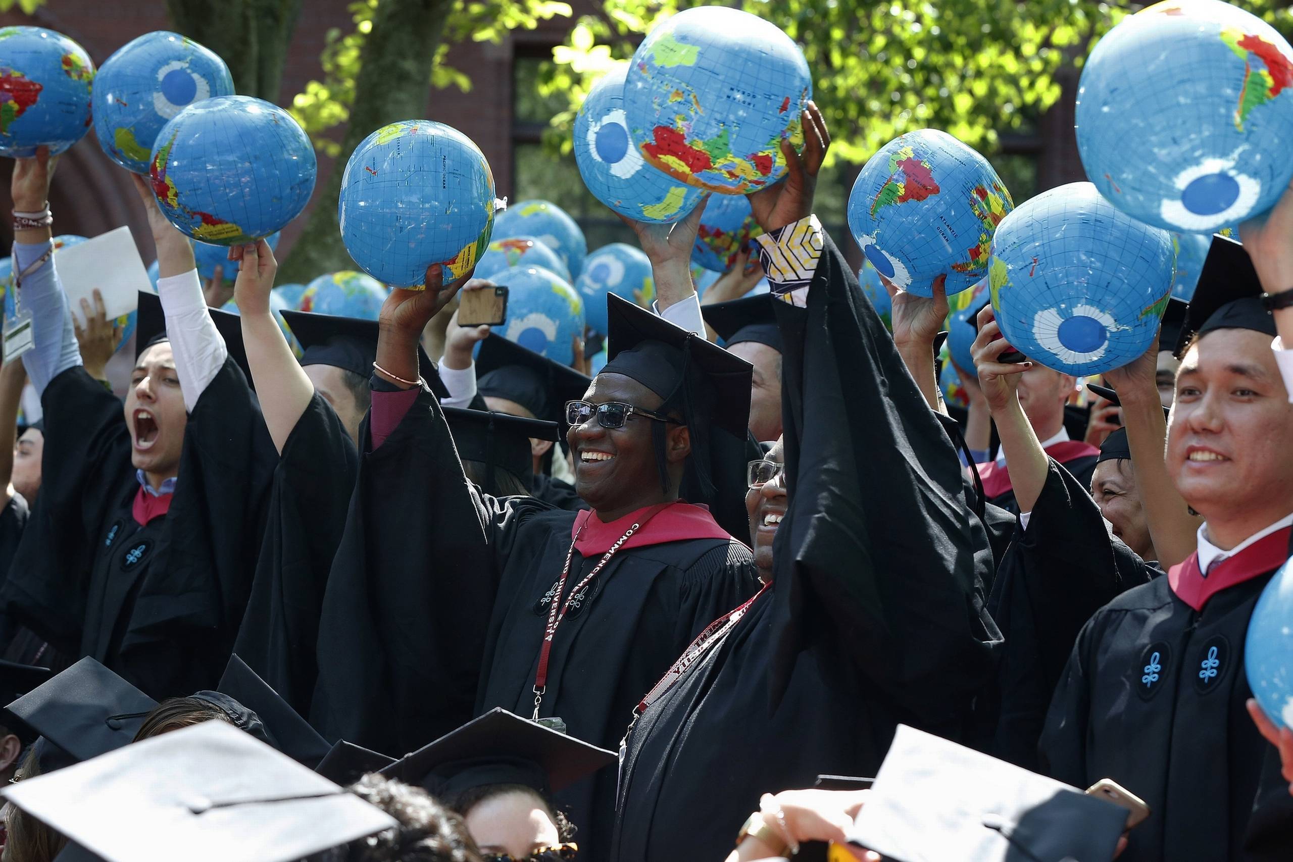 Studerende fra Harvard fejrer deres eksamen ved en afslutningsceremoni. Foto: AP/Michael Dwyer