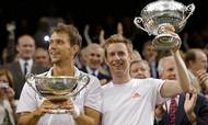 Højdepunktet. 14 dages eventyr i 2012 endte med Wimbledon-titlen i herredouble for Frederik Løchte Nielsen, der hér ses til venstre sammen med makkeren Jonathan Marray. Foto: AP