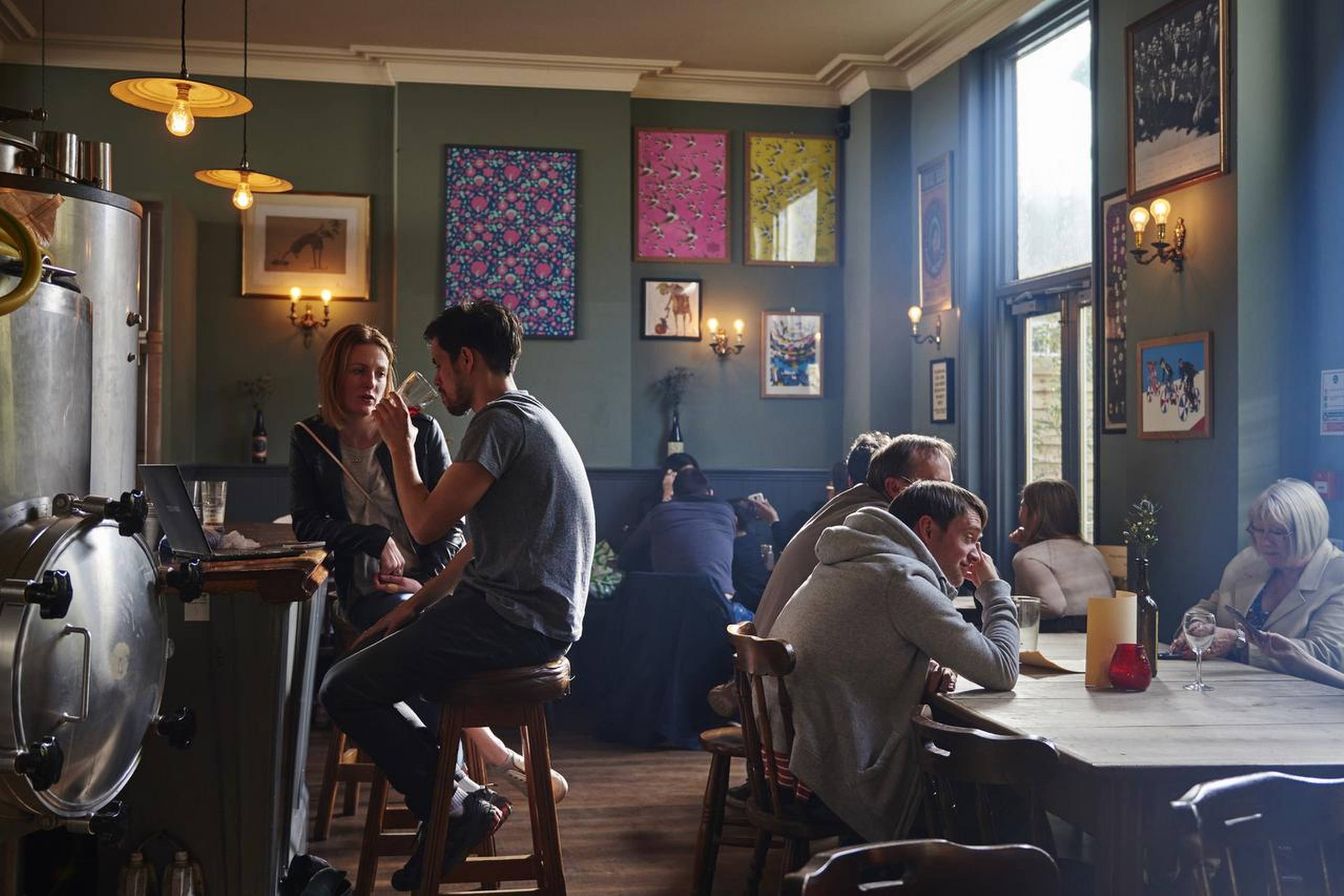 Der er lækkerier på tallerken og i glas på øko-gastropubben Riverford at the Duke Of Cambridge i Islington. Foto: Ulf Svane
