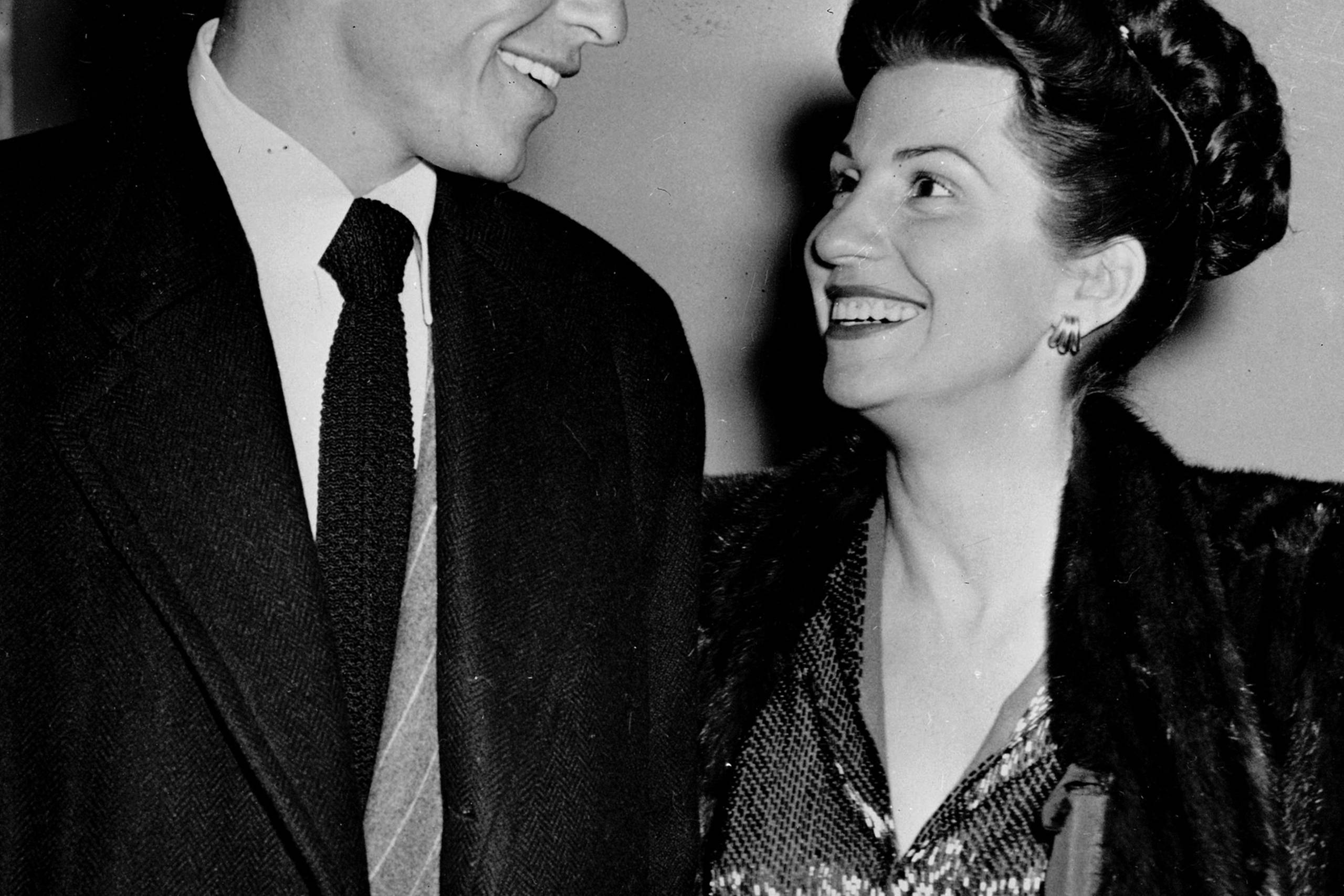 Nancy Sinatra sammen med sin daværende mand, Frank Sinatra, i 1946 på en natklub i Hollywood.