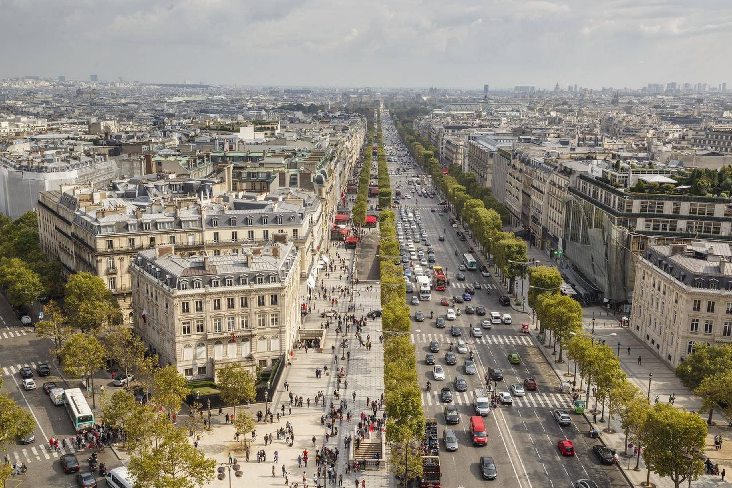 Udsigt over Champs-Élysées fra toppen af Triumfbuen. Foto: Yadid Levy