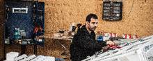Khaled Shawky er én af de syriske flygtninge, der er kommet i ordinært job. Han startede i løntilskud og er nu ansat på en regulær kontrakt i elektronikfirmaet Isoflex i Nordjylland. Arkivfoto: Casper Dalhoff