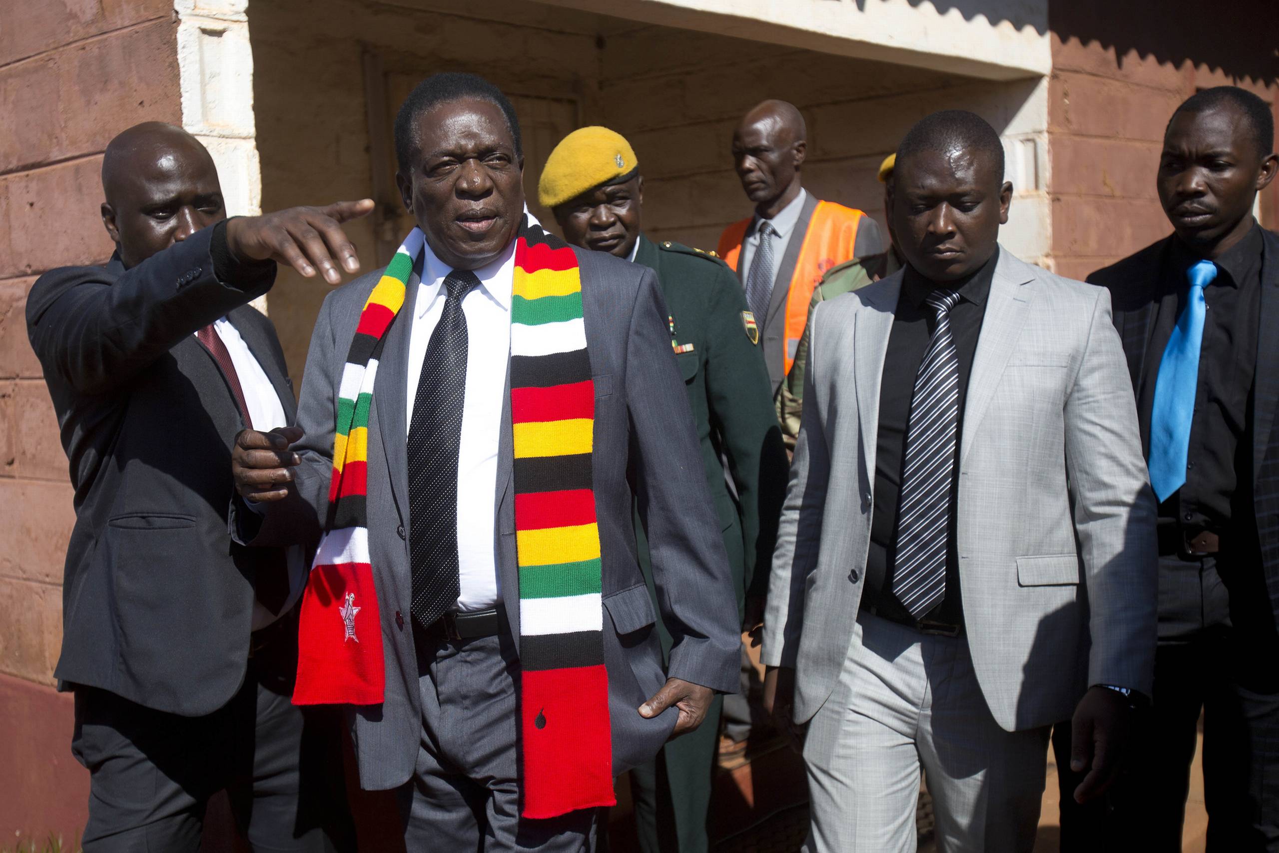 Emmerson Mnangagwa (nummer to fra venstre) fik næsten 300.000 flere stemmer end oppositionslederen og præsidentkandidaten Nelson Chamisa fra partiet Movement for Democratic Change (MDC). Foto: Jerome Delay/AP