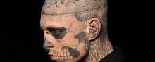Den canadiske model Rick Genests tatoveringer gav ham kaldenavnet 'Zombie Boy'. Foto: Francois Guillot/ Ritzau Scanpix