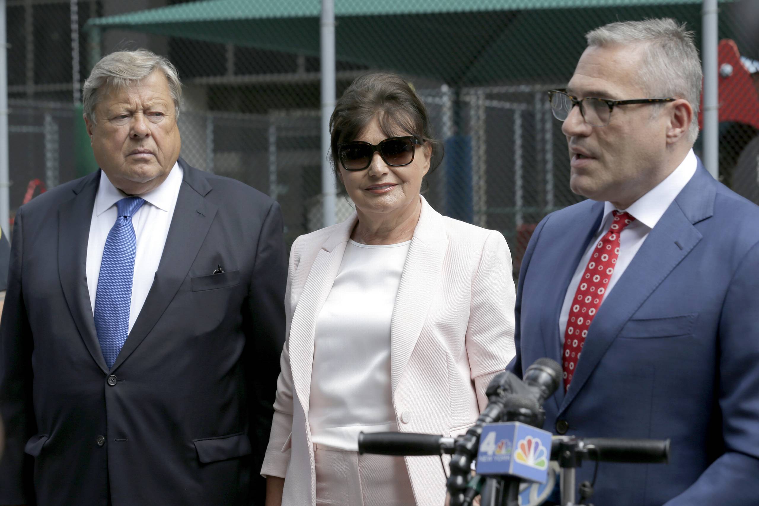 Viktor og Amalija Knavs lytter til deres advokat, Michael Wildes, som udtaler sig til pressen på deres vegne, efter at de torsdag er blevet amerikanske statsborgere. Det slovenske par havde i forvejen green cards, som gav dem ret til at bo og arbejde i USA på ubestemt tid. Foto: AP/Seth Wenig