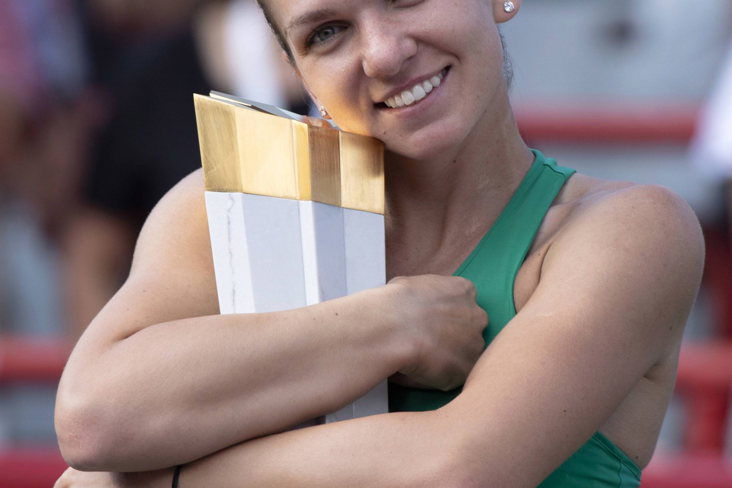 Verdensetteren Simona Halep med vindertrofæet i Montreal. Foto: Paul Chiasson/AP