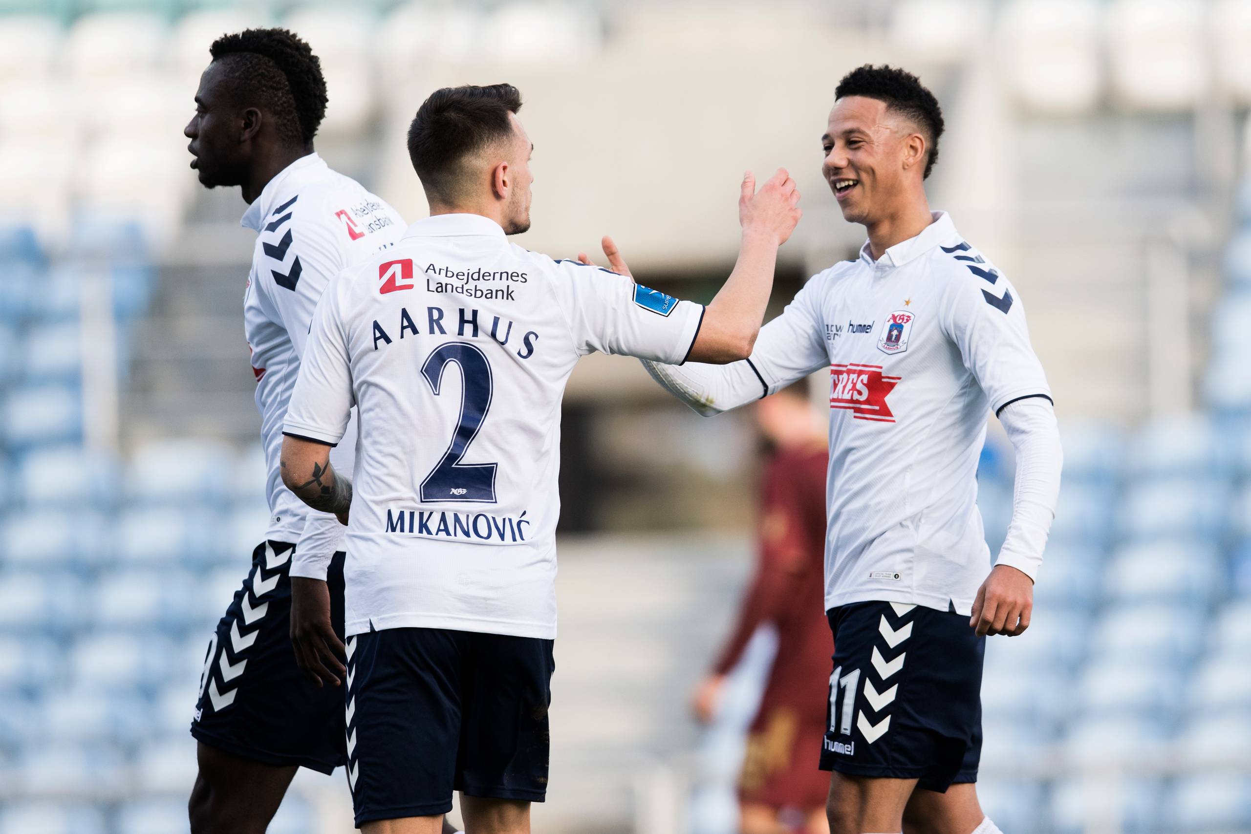 AGF råder over flere udenlandske spillere, heriblandt den svenske tekniker Tobias Sana (t.h.), som Morten Bruun fremhæver som en ekstraordinær spiller. Her ses han i selskab med Dino Mikanovic fra Kroatien og Mustapha Bundu fra Sierra Leone.
Foto:  Gregers Tycho