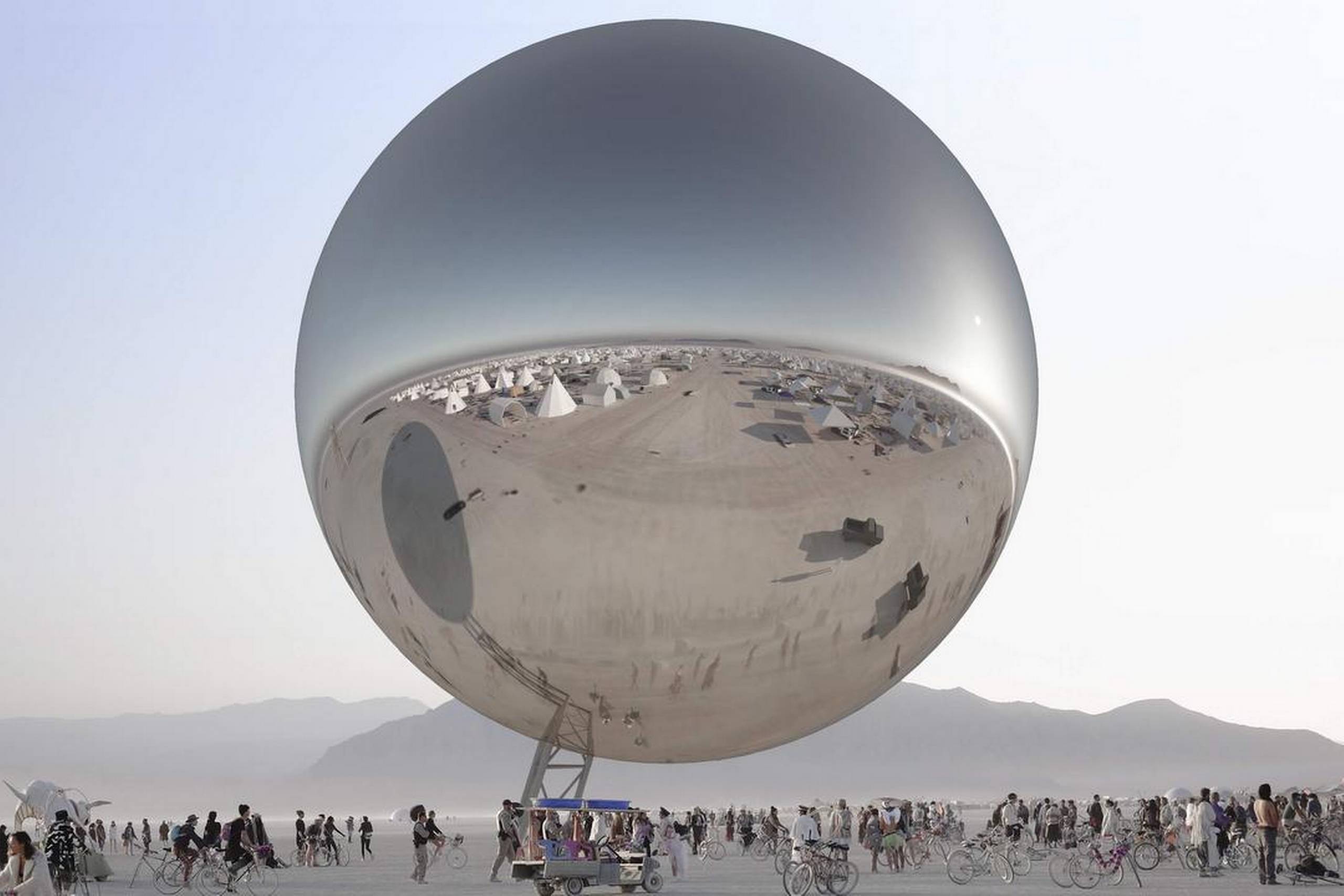 Den amerikanske kunstfestival Burning Man samler hvert år omkring 70.000 mennesker fra hele verden i den midlertidige by, Black Rock City. Temaet er i år ”I Robot”, og i år kan gæsterne opleve festivalpladsen, også kaldet Playaen, fra et helt nyt perspektiv. Det kan de, da en gruppe kunstnere – heriblandt de danske arkitekter Bjarke Ingels og Jakob Lange – bidrager med et gigantisk kunstværk i form af en spejlkugle kaldet The Orb. Den enorme spejlkugle og den tilhørende stålmast vejer 30 ton. Foto: PR
