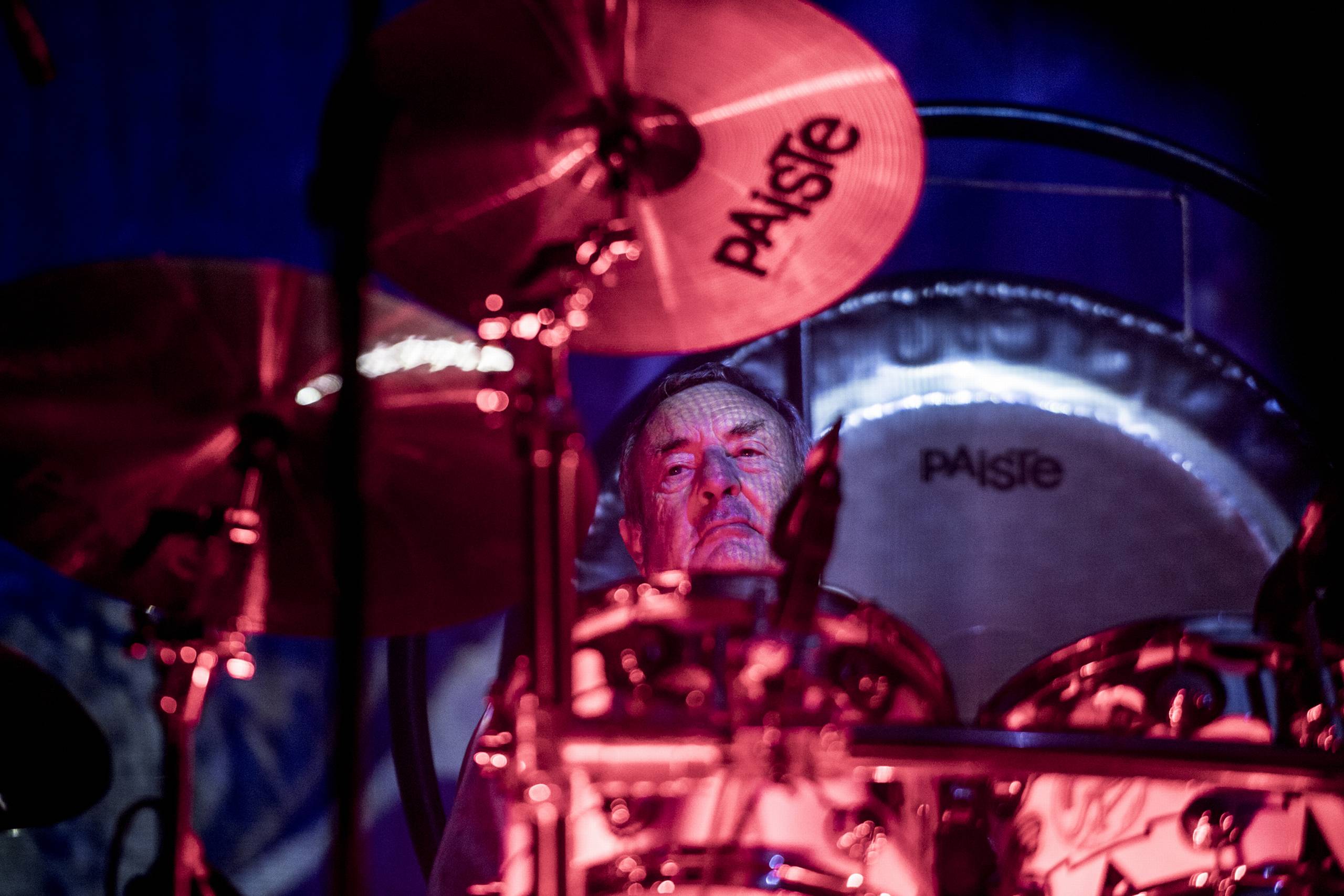 Pink Floyd-trommeslager Nick Mason skabte psykedelisk tåge og hippiehygge i Forum med meget gamle sange. Foto: Anthon Unger/Ritzau Scanpix
