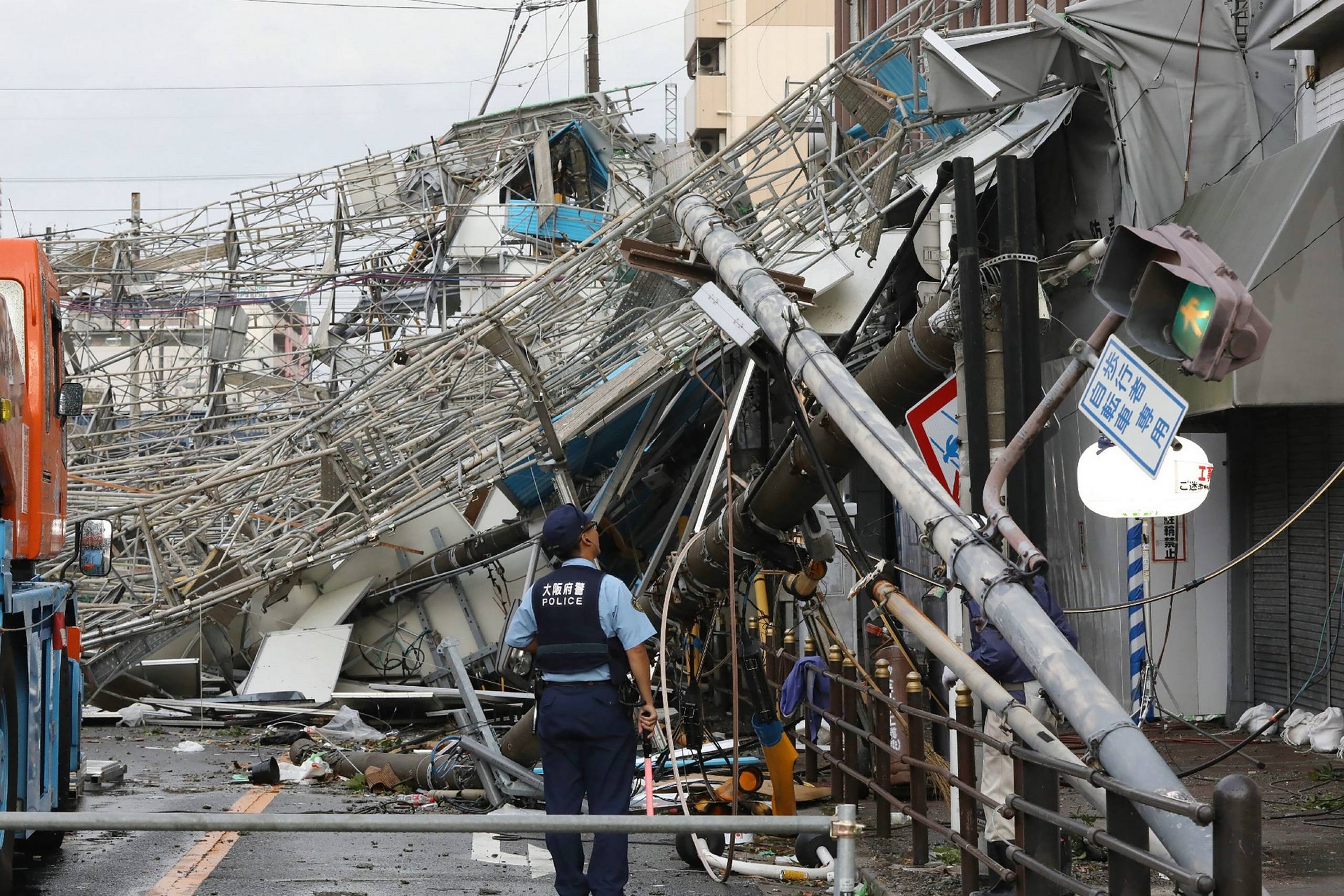 Jebi er den kraftigste tyfon i Japan i 25 år, og der meldes om store ødelæggelser efter uvejret, der onsdag morgen er blevet nedgraderet til en stærk storm. Foto: Ritzau Scanpix