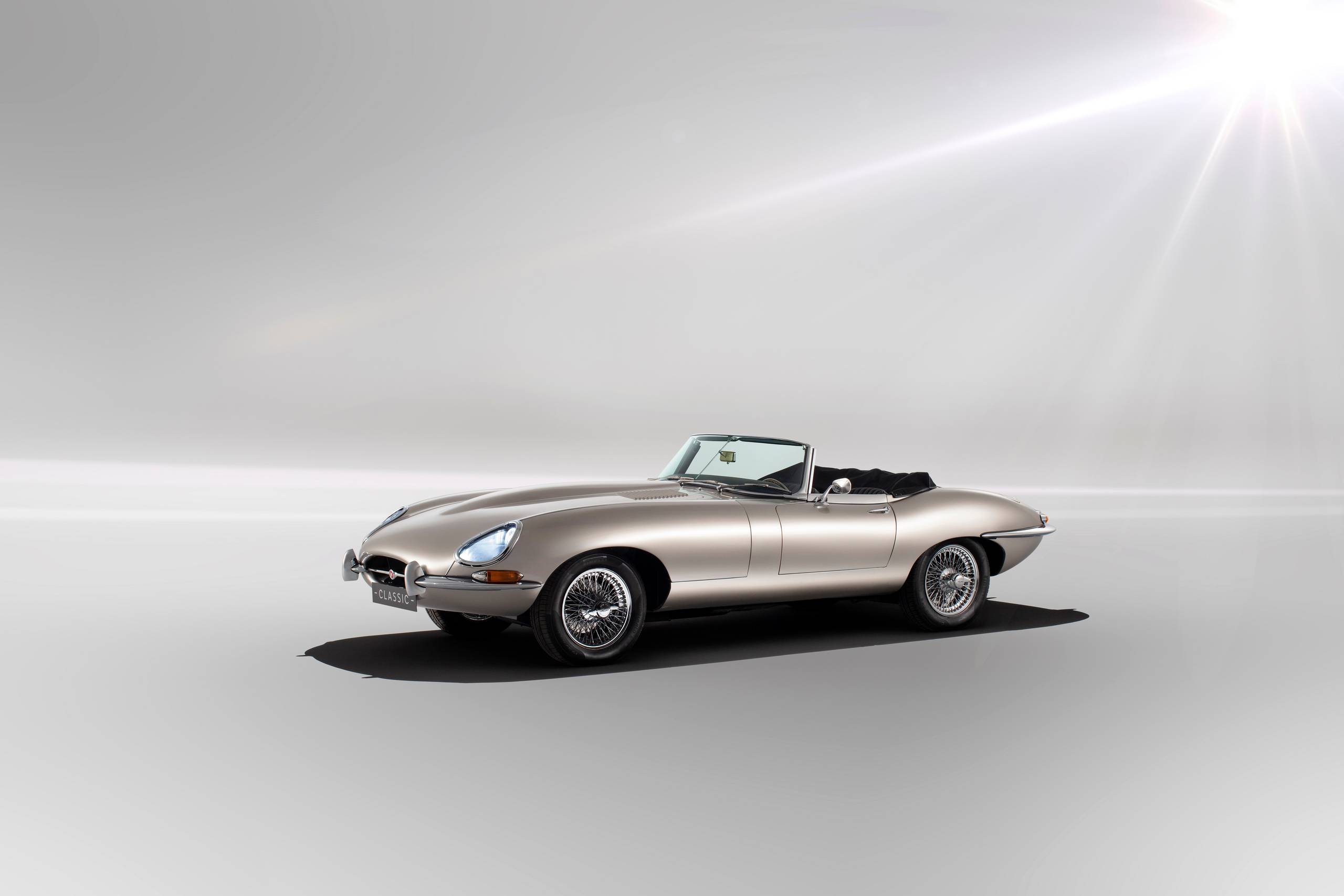 Den originale Jaguar E-Type er kåret som en af verdens smukkeste og mest stilrene biler. En ombygning til eldrift vil ikke kunne ses på karosseriet. Foto: Jaguar Landrover