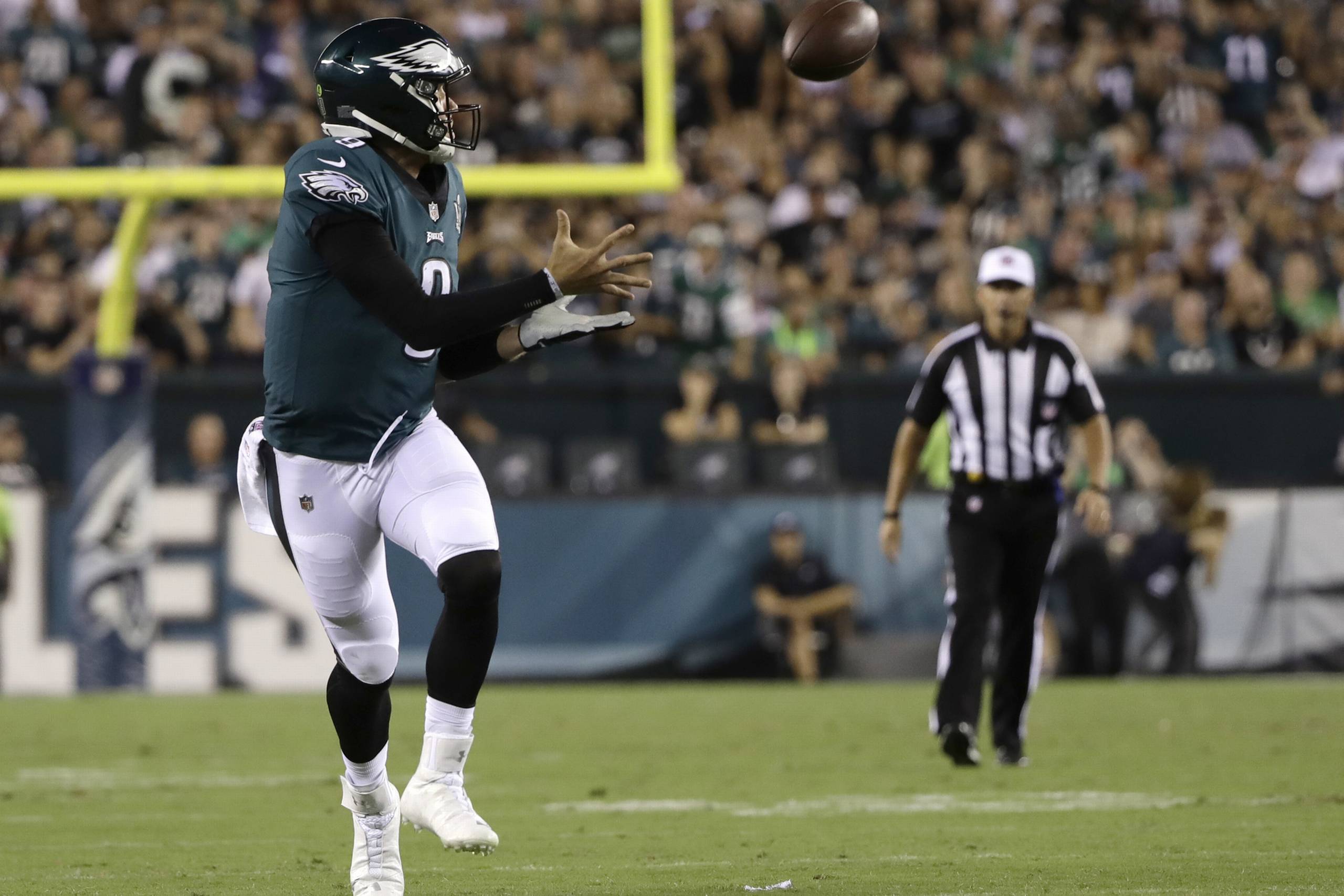 Philadelphia Eagles quarterback Nick Foles griber en bold i kampen mod Atlanta Falcons. Foto: Matt Rourke/AP