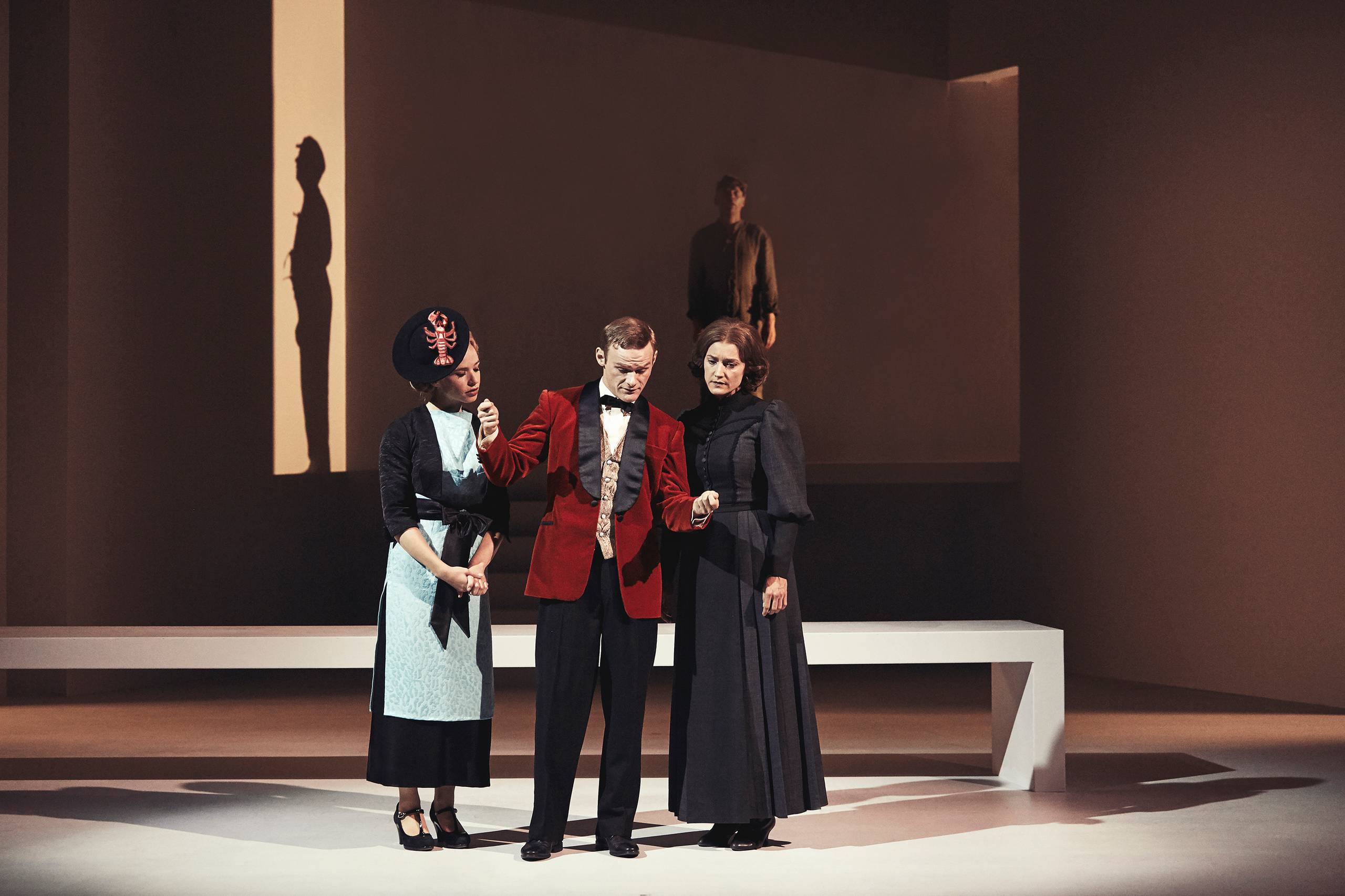 Sønnen i huset (Mathias Sprogøe Fletting, i midten) og hans hustru (Lea Baastrup Rønne, tv.), der gør oprør mod familien og forsvarer Anna Sophie Hedvigs (Natalí Vallespir Sand, th.) mord på skolens tyran. Foto: Emilia Therese