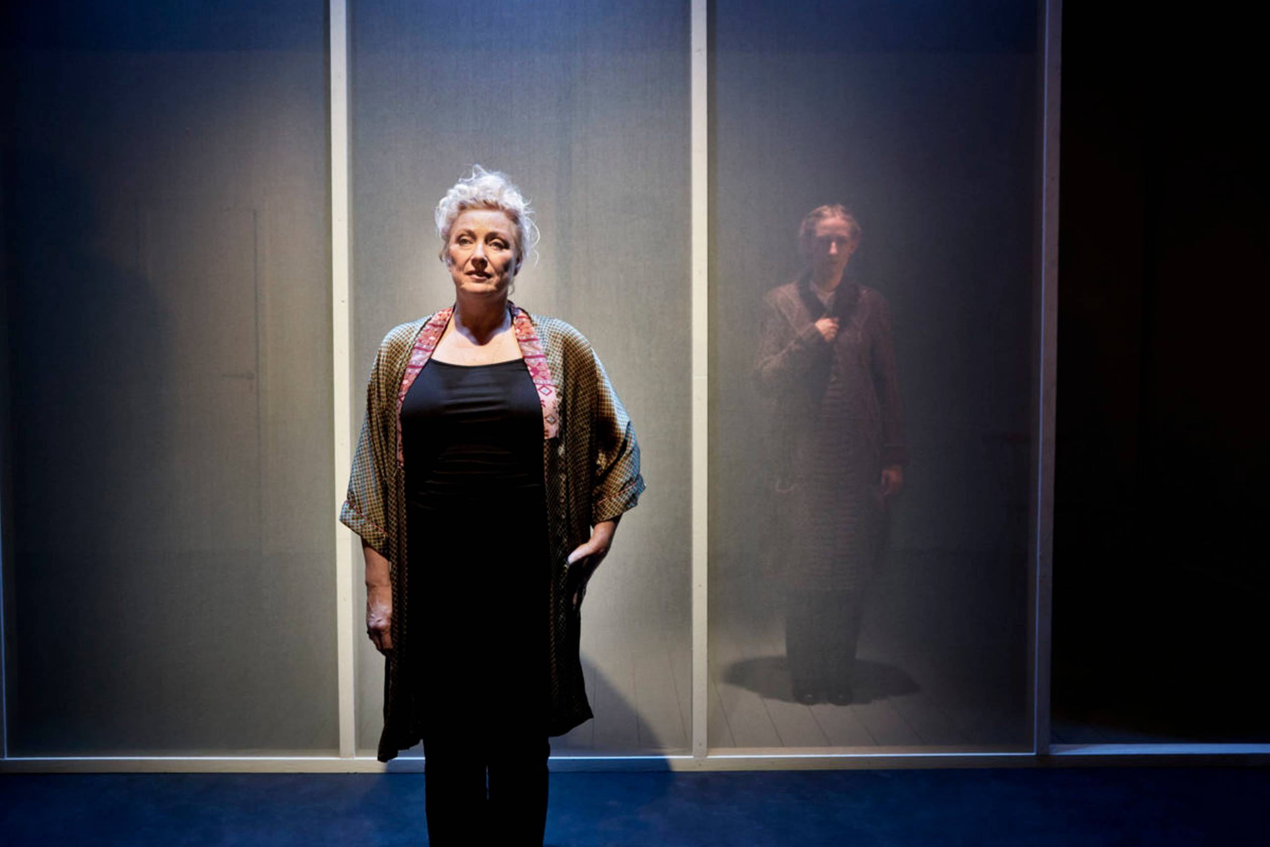 Dorthe Hansen Carlsen (tv.) spiller Erika, der flytter ind ved siden af sin mors veninde Anne fra kollektivet, spillet af Olivia Franciska Fevel Borgels (th.). Foto: Mingo Photo