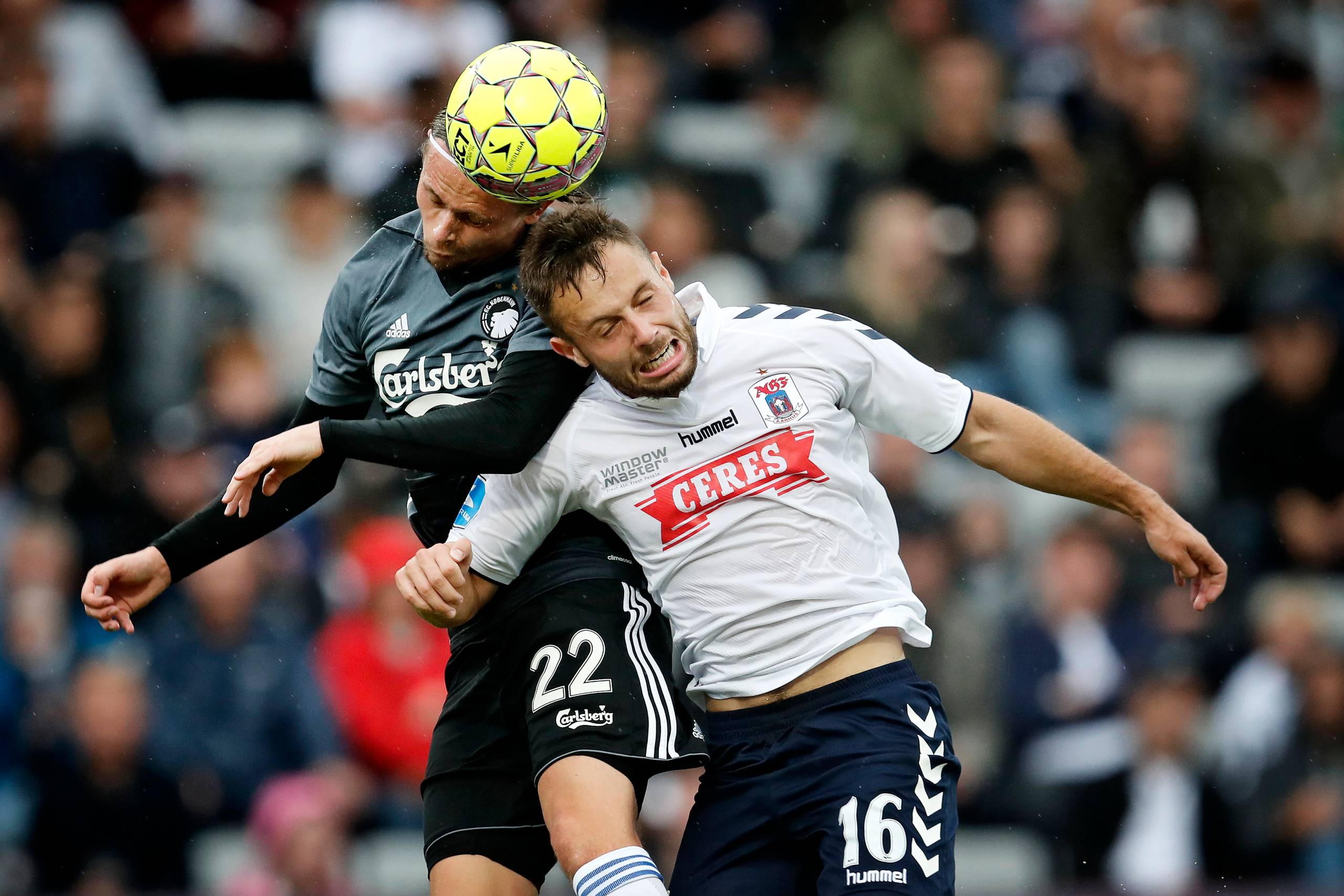 Peter Ankersen i hovedstødsduel med AGFs Casper Højer Nielsen. Foto: Jens Dresling