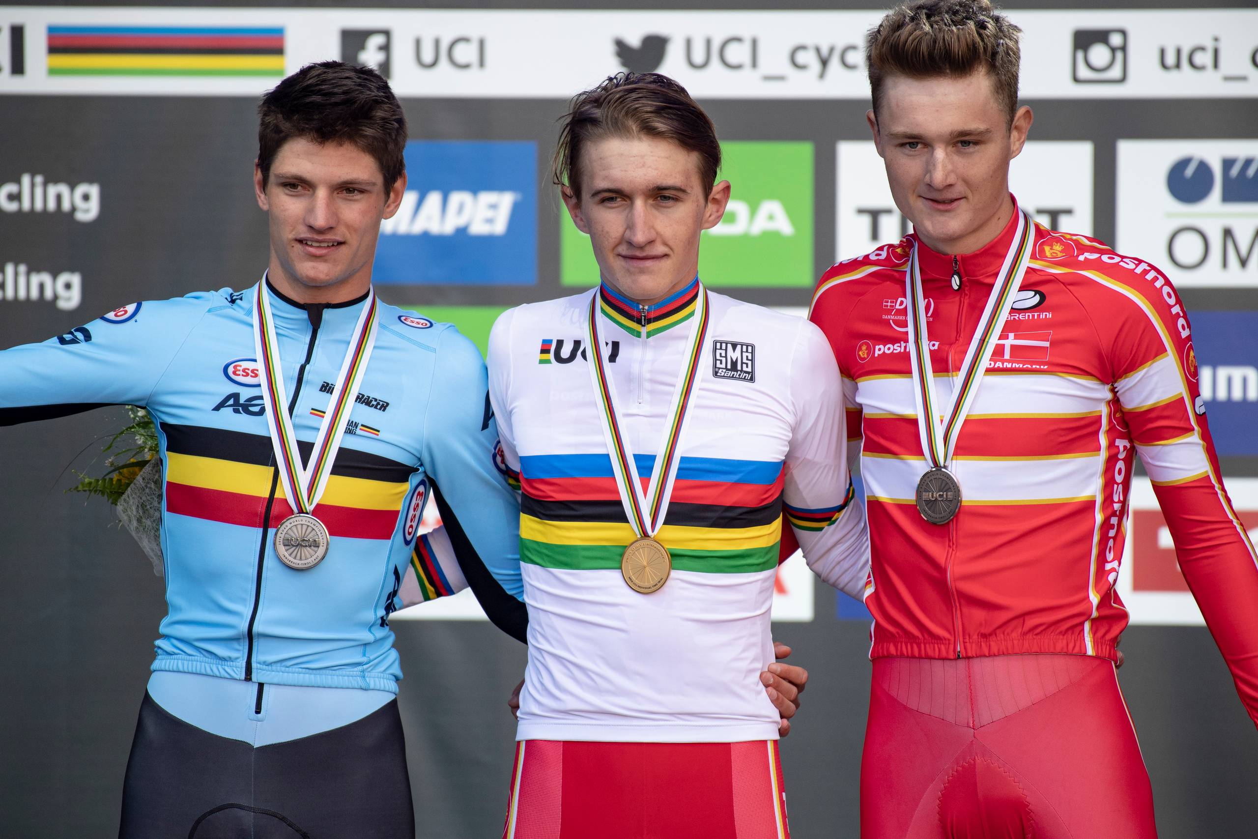 Mikkel Bjerg (i midten) efter mandagens sejr ved U23-VM i enkeltstart. Til højre står hans holdkammerat og svoger, Mathias Norsgaard Jørgensen, med bronzemedaljen, mens belgiske Brent van Moer vandt sølv.
Foto: Christian Bruna
