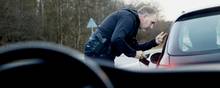 Jan Skipper, politiassistent i færdselsafdelingen hos Østjyllands Politi efterlyser en hurtigere konsekvens for de fartsyndere, han og kollegaerne igen og igen tager for at køre for stærkt og over for rødt lys. Foto: Mikkel Berg Pedersen