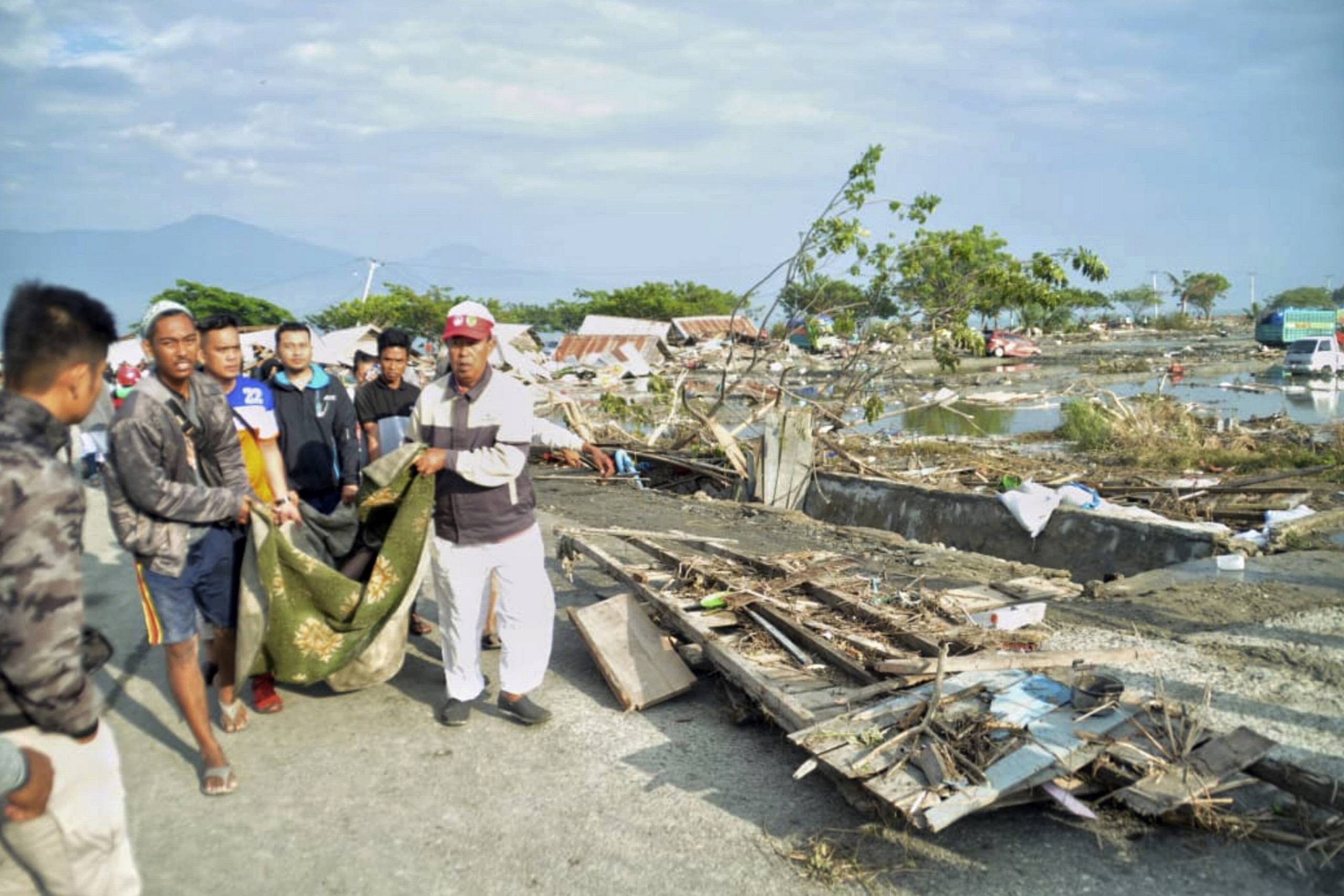 Et  tsunami-offer bliver båret Palu på øen Sulawesi i Indonesien. Foto: Rifki/AP