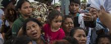 Cirka 50 personer - primært kvindeer og børn har fået lov til atkrydse grænsen ind i Mexico. Foto:Oliver de Ros/AP
