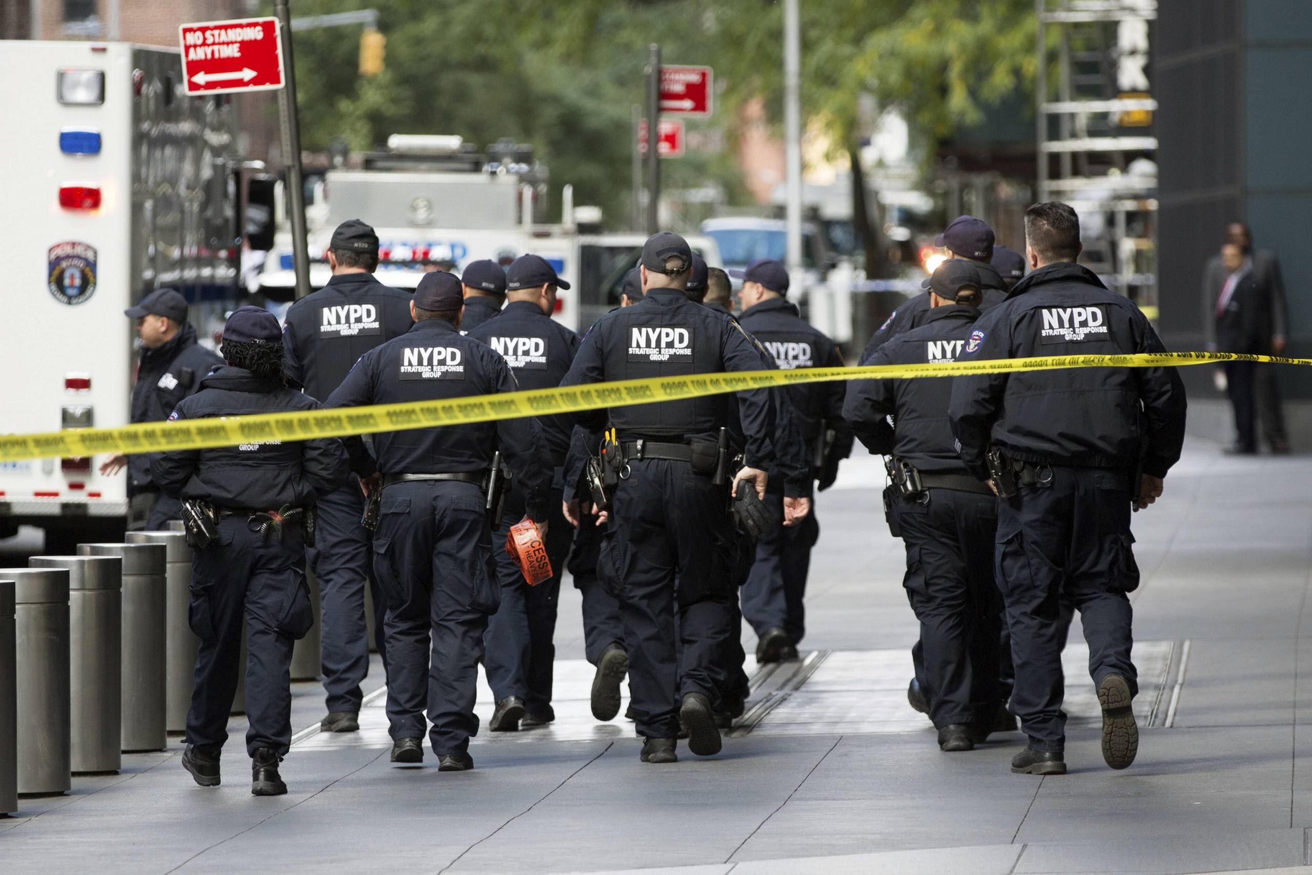 Betjente fra New Yorks politi forlader Time Warner Center, der huser CNN. Foto: Kevin Hagen/AP