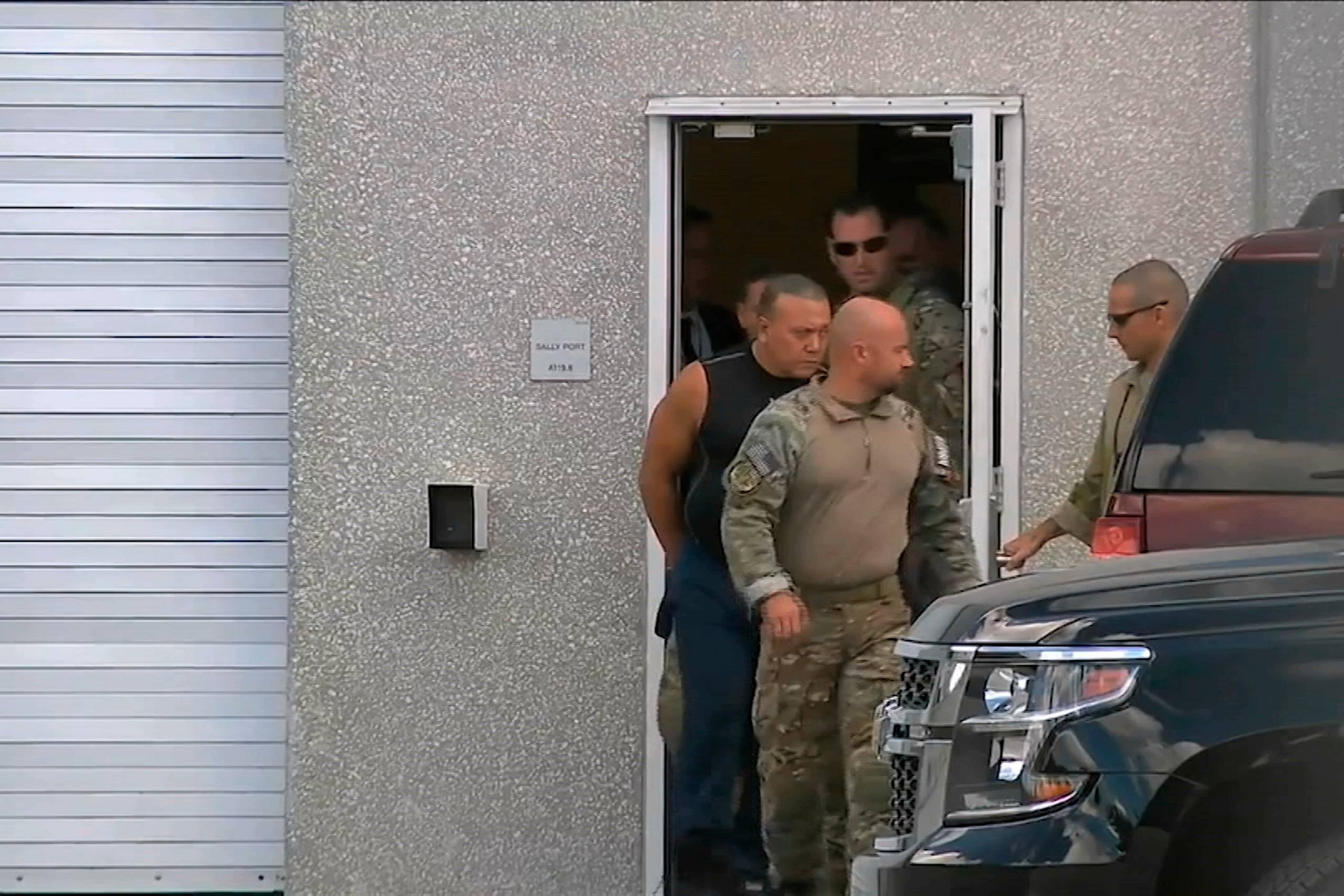 FBI-agenter, da de fredag efter en omfattende menneskejagt anholdt Cesar Sayov som den mistænkte bag brevbomberne. Foto: AP