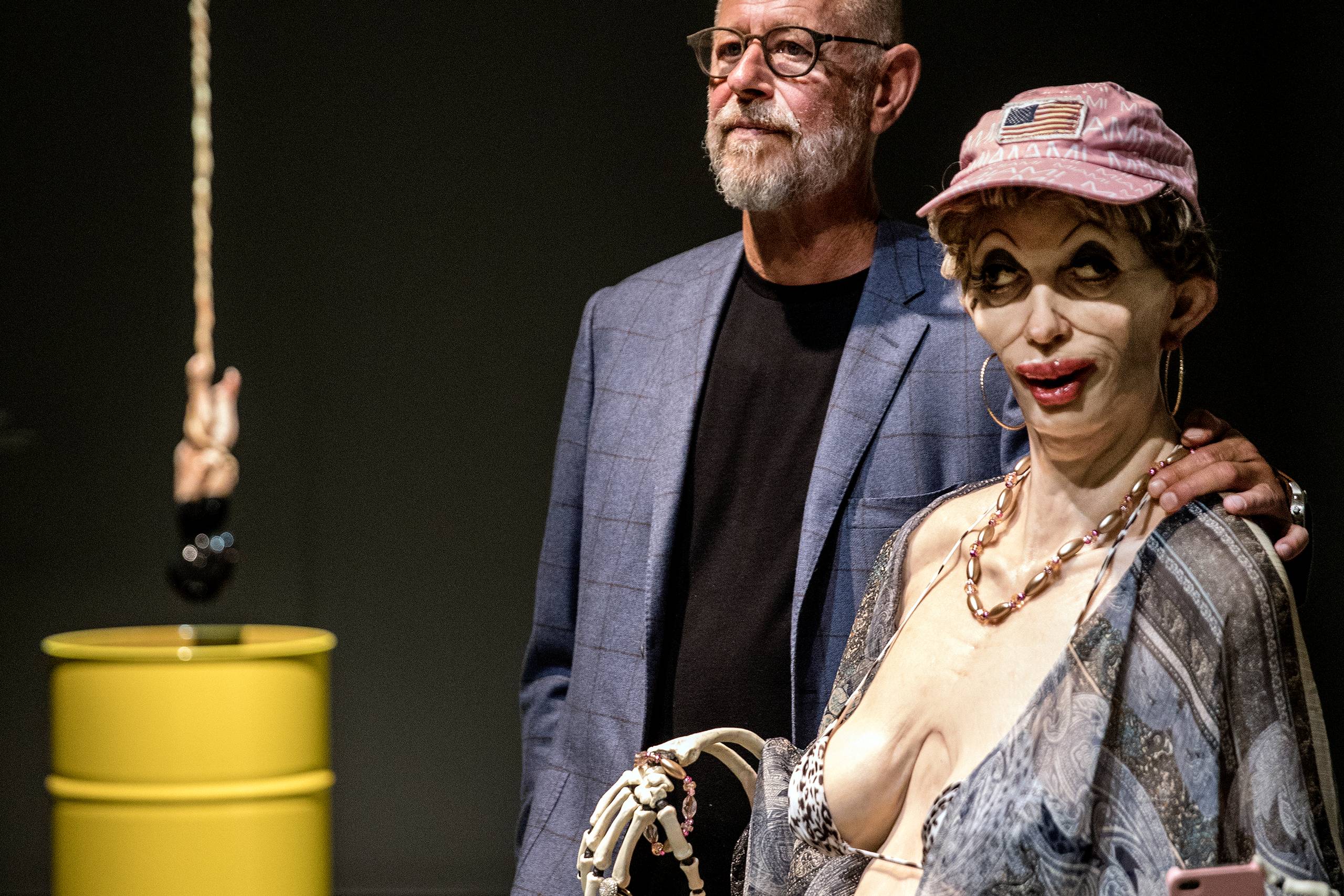 Michael Kvium i selskab med den kvindeskikkelse, der dominerer skulpturen ”Friheden”. I baggrunden ses skulpturen ”Fremtiden”. Foto: Stine Bidstrup