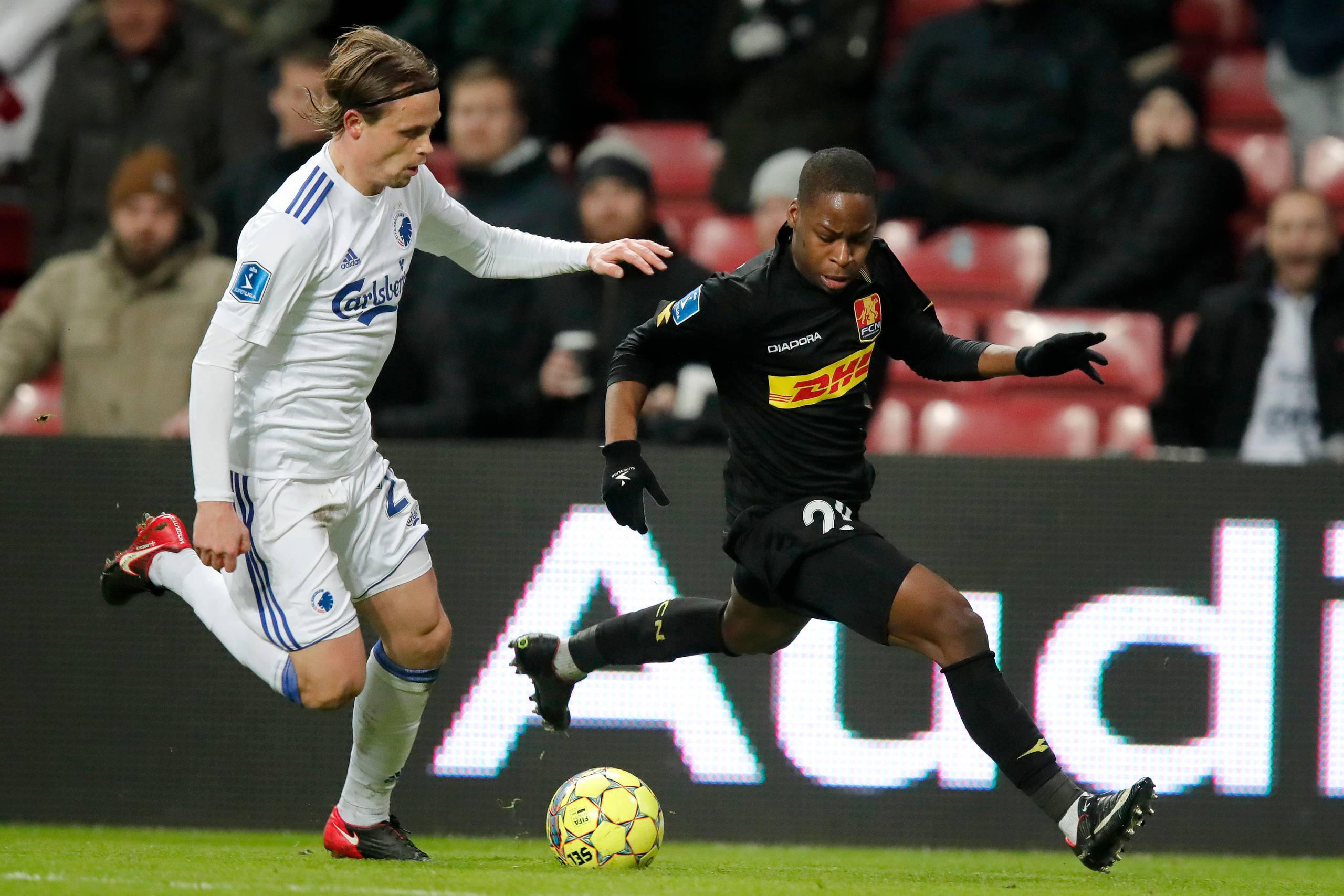 FCK og FC Nordsjælland - her personificeret i Peter Ankersen og Jonathan Amon - har ifølge Fifa ikke handlet ulovligt i sag om mindreårige spillere. Foto: Jens Dresling