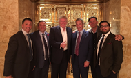 Arron Banks (tv. for Donald Trump) og Nigel Farage (th. for Trump) besøgte i november 2016 den dengang nyvalgte præsident i Trump Tower i New York sammen med andre fra kredsen omkring kampagnen Leave.EU, der offentliggjorde dette foto på Twitter. Foto: Leave.EU.