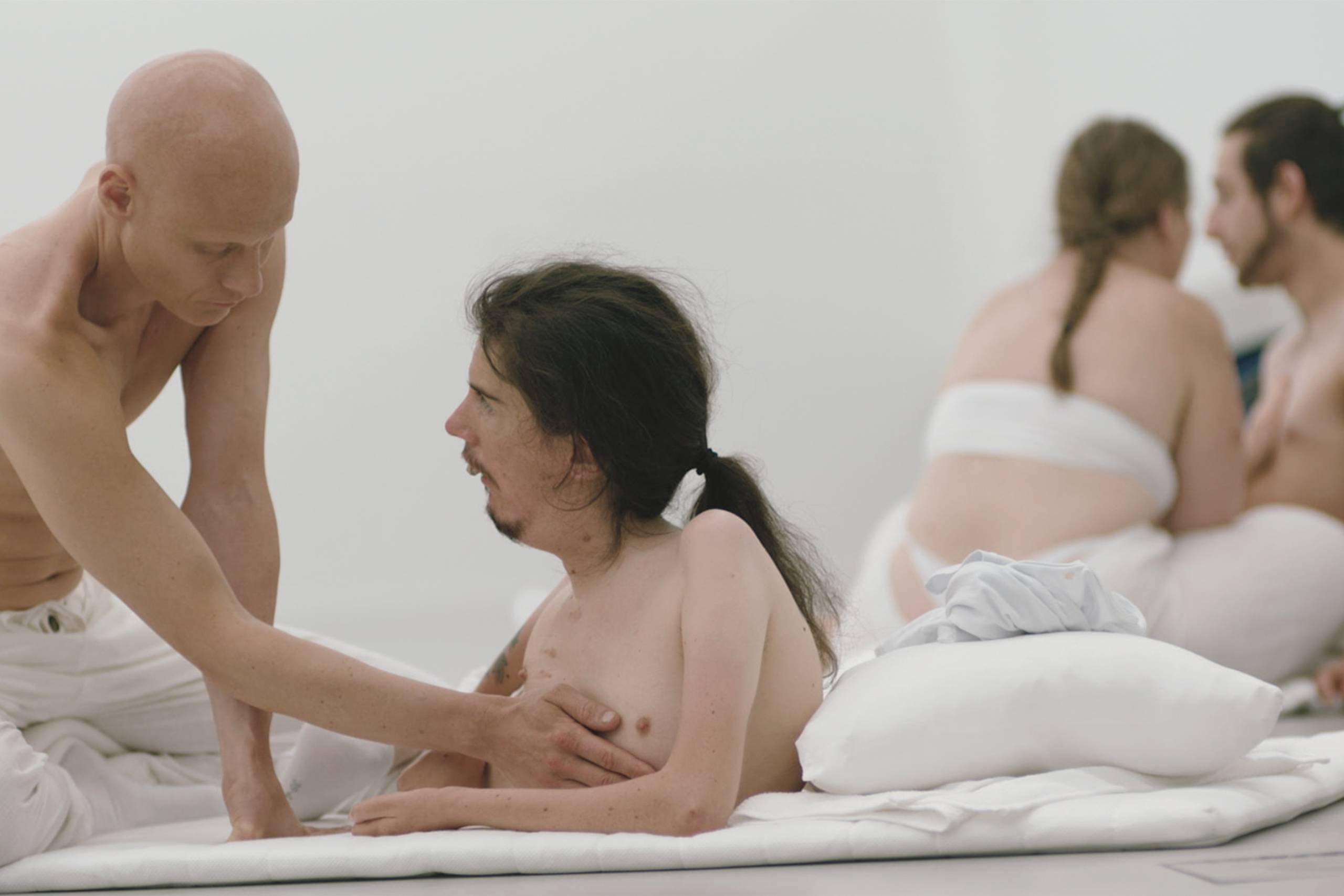 Tómas og Christian mødes og kommer tæt på hinanden i Adina Pintilies grænseoverskridende drama “Touch Me Not”. Foto: ØFP