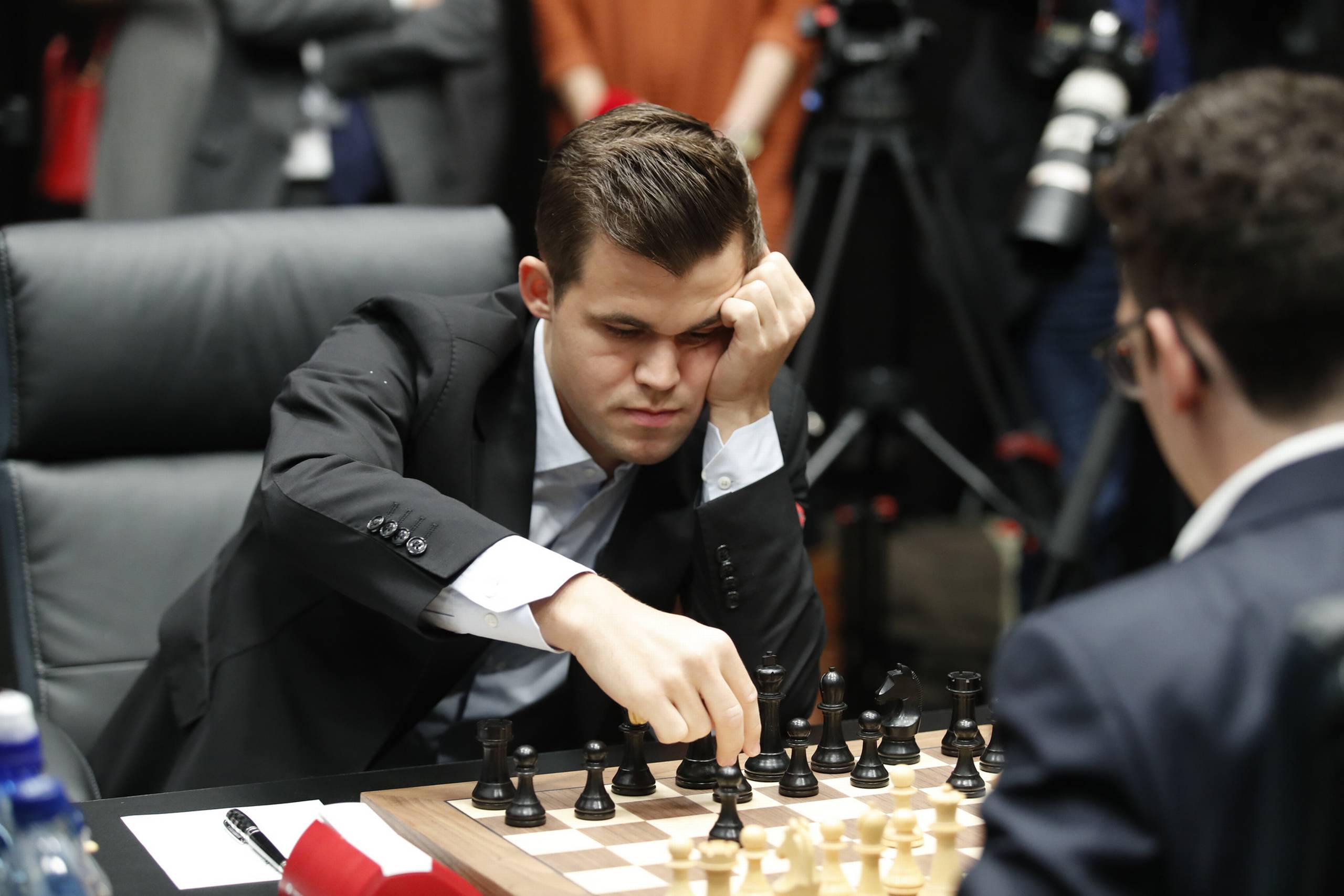 Magnus Carsel smed en klar fordel og måtte nøjes med remis i VM's første parti. Foto: Terje Bendiksby/Ritzau Scanpix