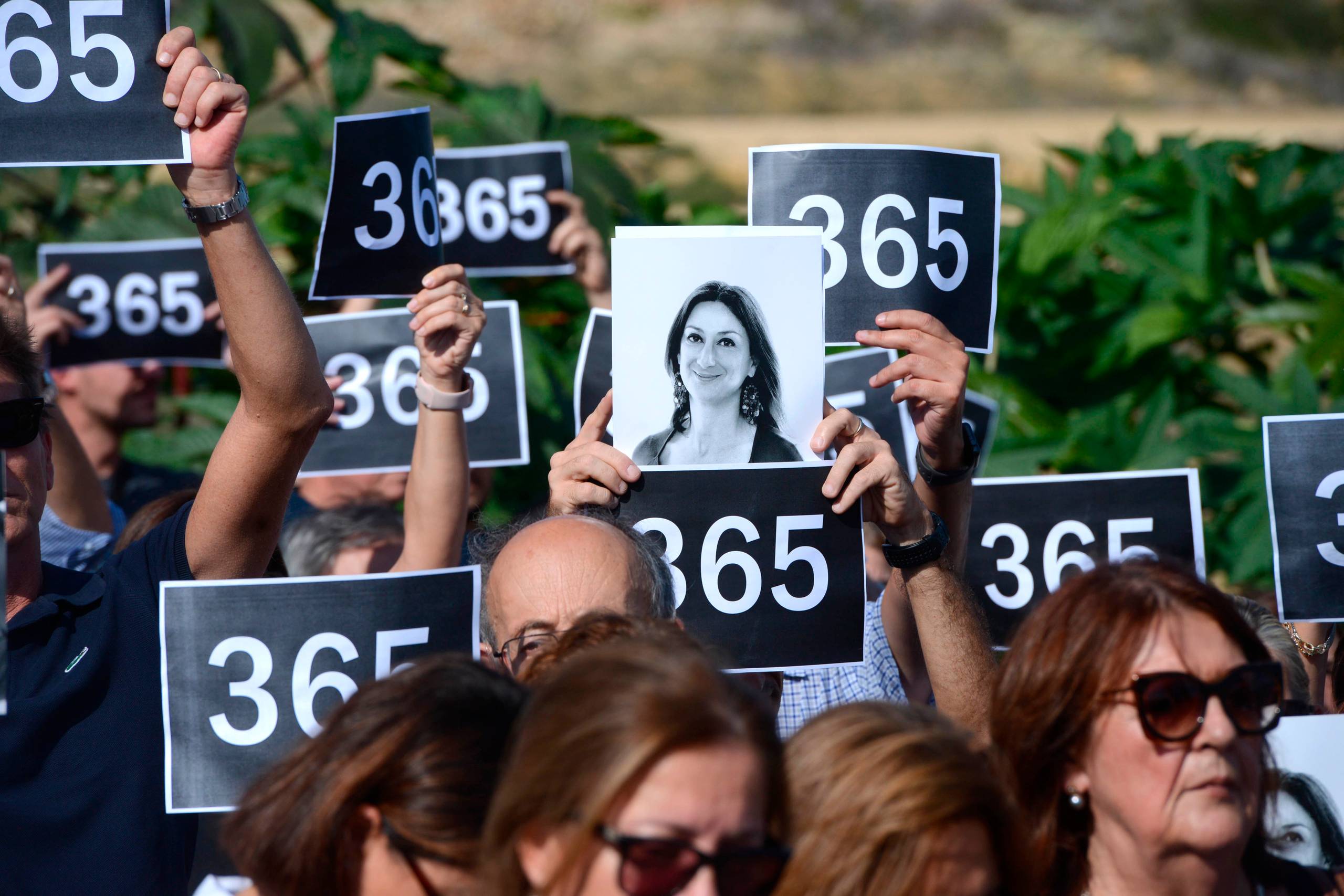 På etårsdagen for det voldsomme drab på Daphne Caruana Galizia samledes folk, for mindes den dræbte journalist. Foto: John Borg