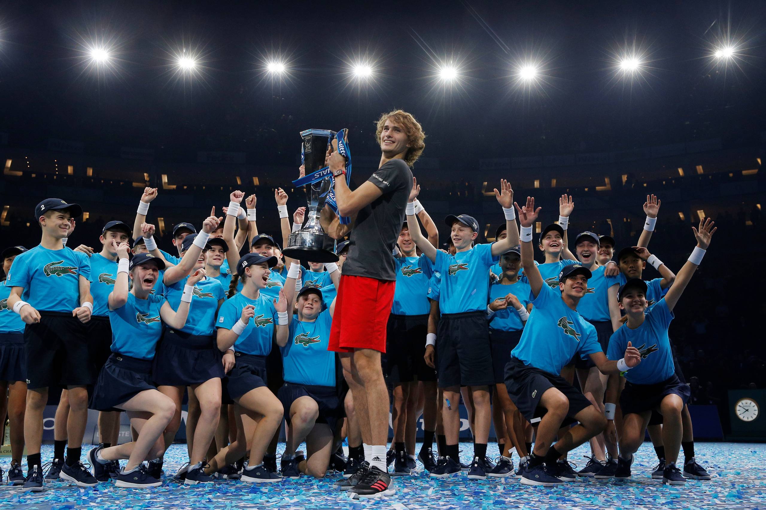Alexander Zverev med pokalen fra ATP Finals. Foto: Andrew Couldridge/Reuters