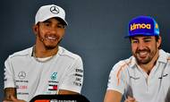 Lewis Hamilton (tv.) blev sat i en kattepine, da han skulle svare på forholdet mellem ham og Fernando Alonso. Men så lettede stemningen. Foto: Giuseppe Cacace/AFP