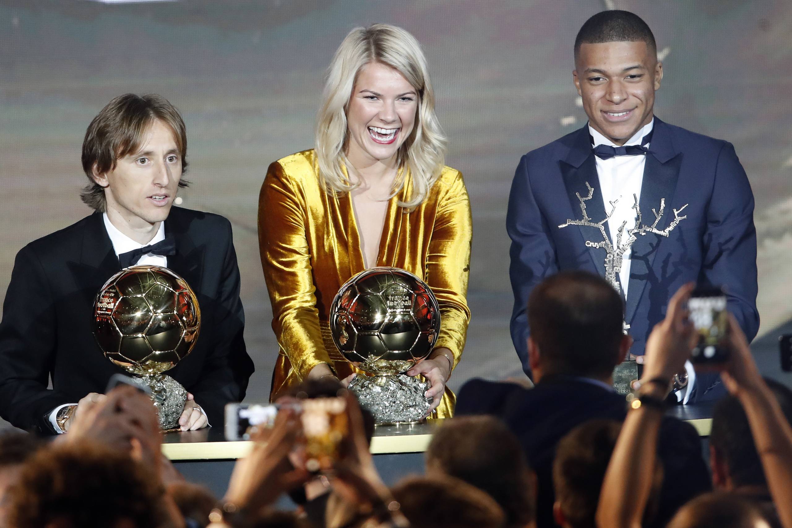 Den norske fodboldspiller Ada Hegerberg flankeret af Paris St Germain's Kylian Mbappe (th) og Real Madrids Luka Modric. Foto: Christophe Ena/AP