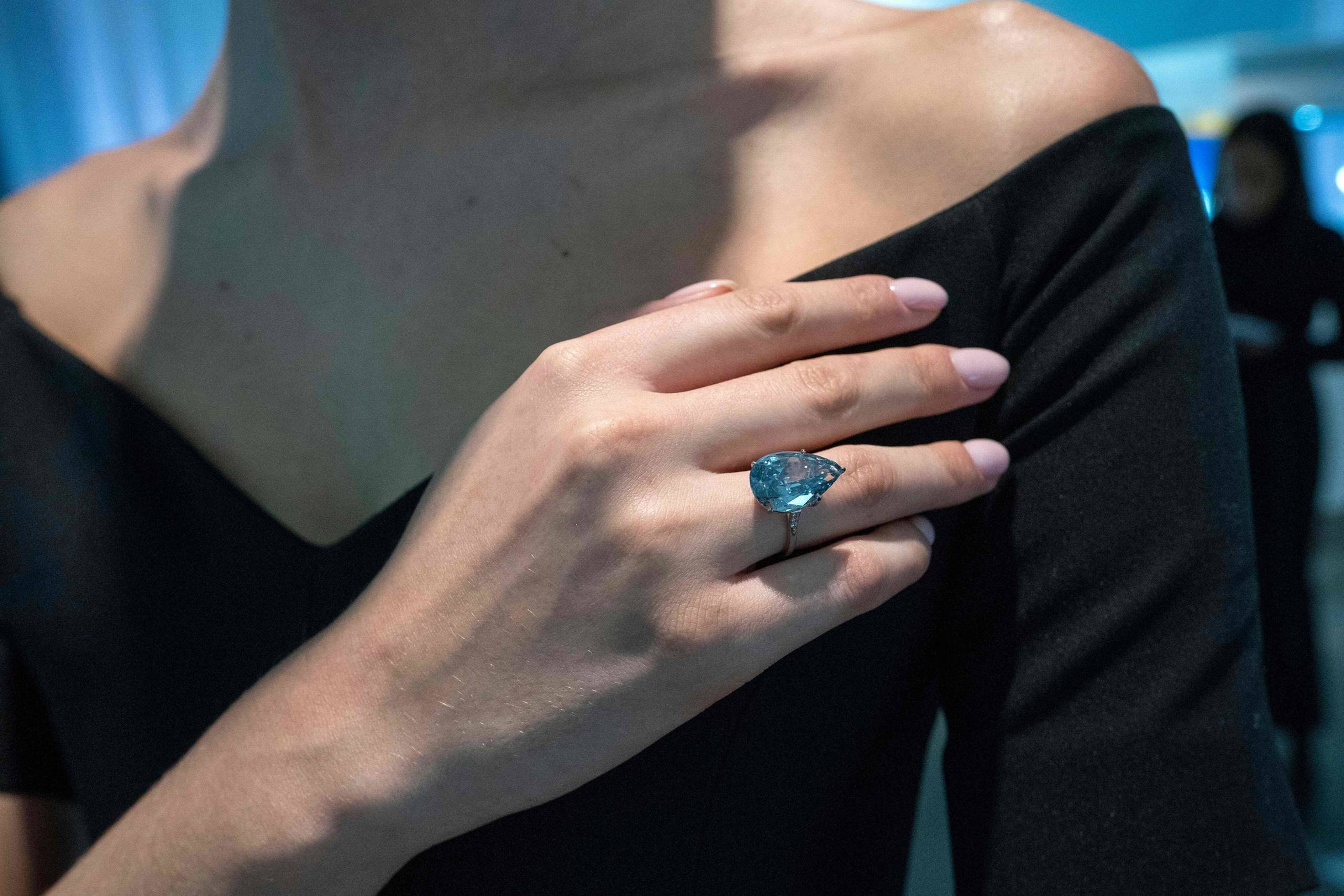 En heldig køber fik for små 11 millioner kroner fingrene i Barbara Sinatras forlovelsesring. Frank Sinatra puttede ringen, der er besat med en 20 karat diamant, i bunden af et champagneglas, da han spurgte om hendes hånd i 1976. Foto: Don Emmert/AFP