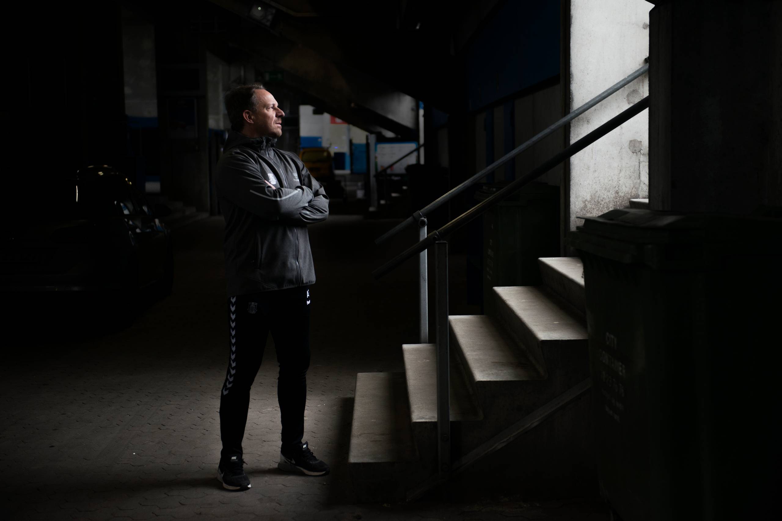 Alexander Zorniger mener, at Superliga-holdene hævede det tekniske niveau i løbet af hans anden sæson i Brøndby IF, men i øjeblikket spiller de fleste hold fysisk fodbold. "Det er en meget fysisk liga, der nogle gange godt kan minde mig lidt om tennis med den store fokus på dødbolde som indkast og hjørnespark," siger han.
Foto: Kenneth Lysbjerg Koustrup