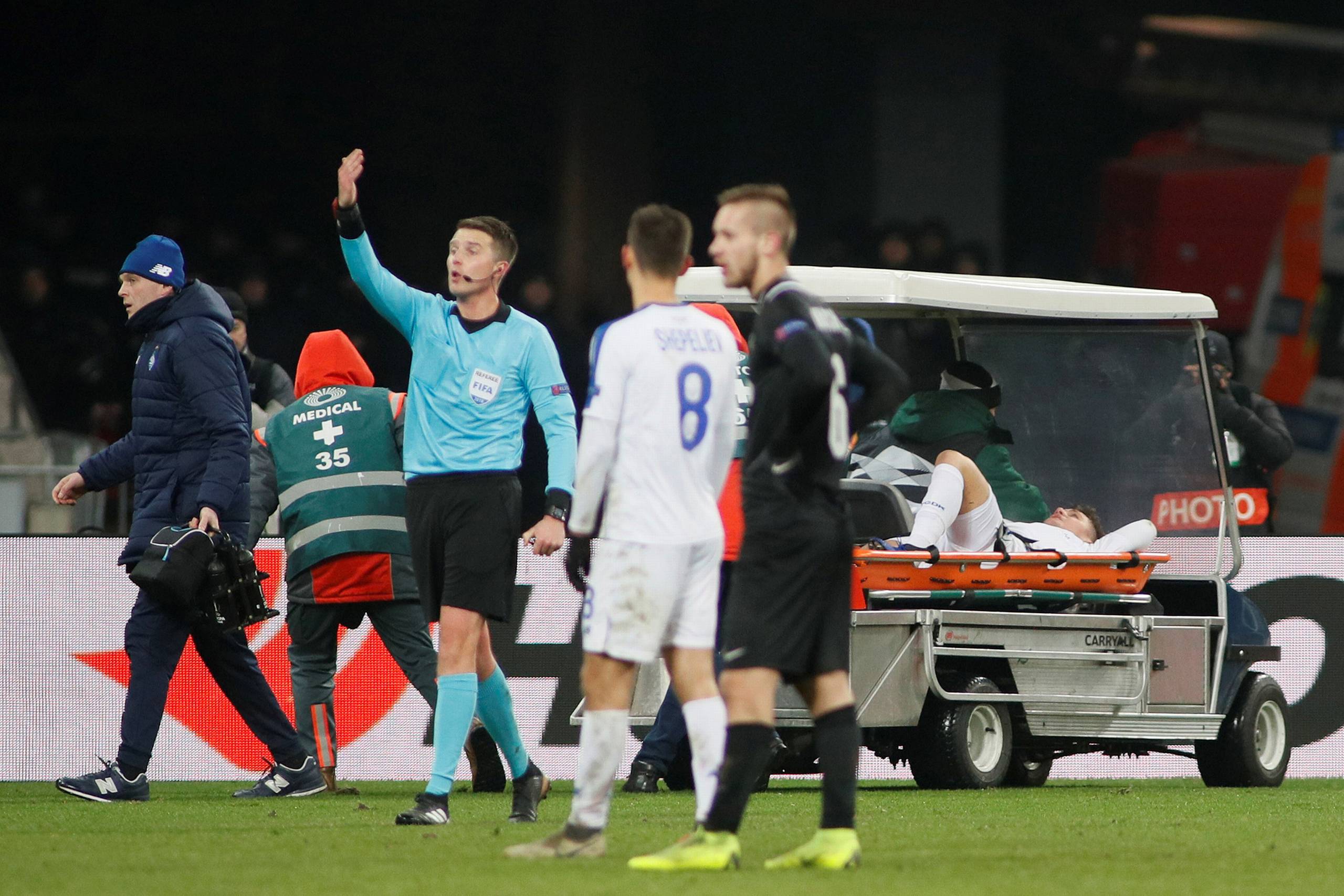 Mikkel Duelund forlader banen med en brækket ankel. Foto: Valentyn Ogirenko/Ritzau Scanpix