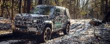 Der er masser af kanter i designet på den nye Land Rover Defender, som dog designmæssigt mere skal pege frem. Foto: Jaguar Land Rover