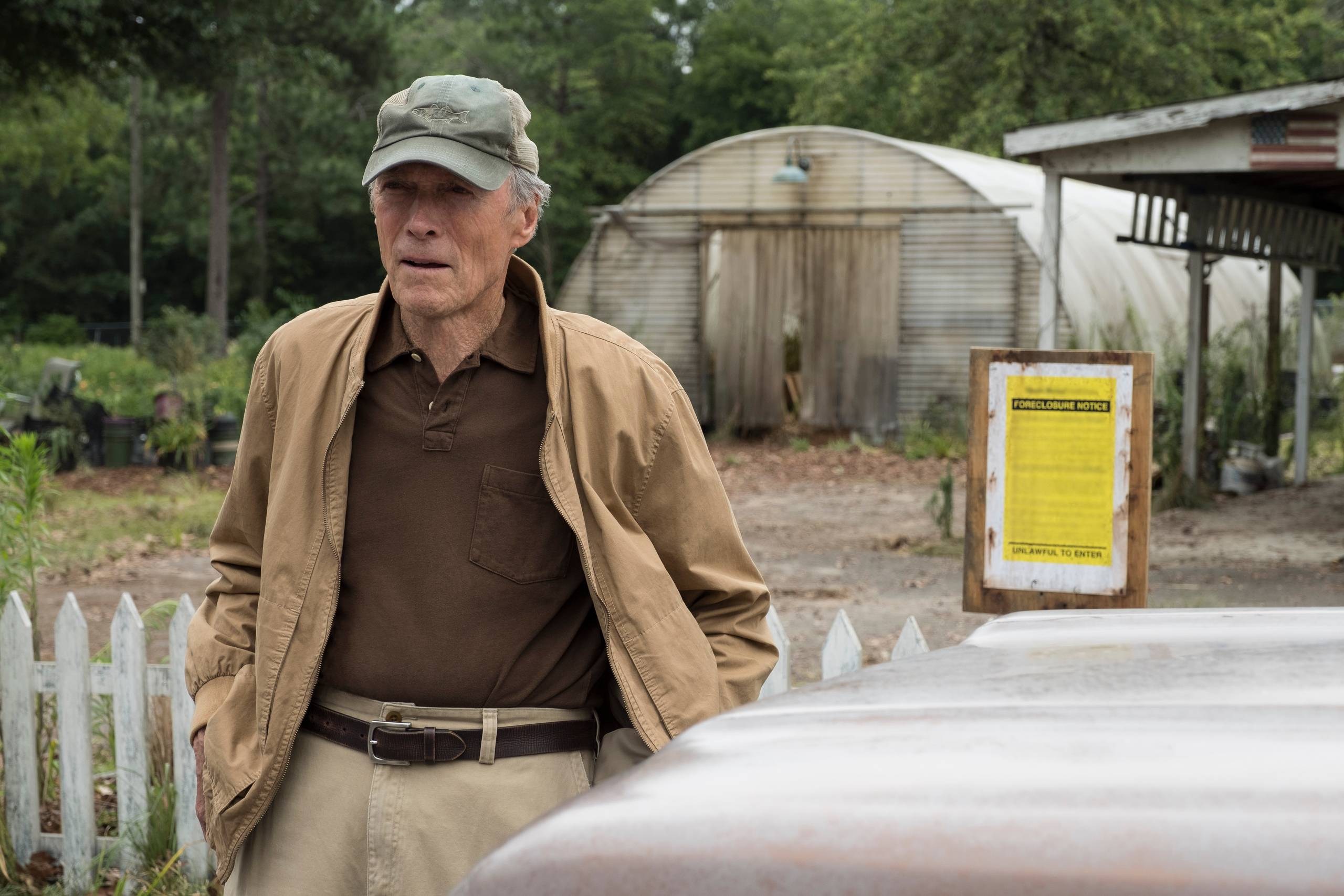 Earl Stone (Clint Eastwood) er på spanden og tager drastiske midler i brug for at komme på fode igen. Foto: Claire Folger/SF Studios