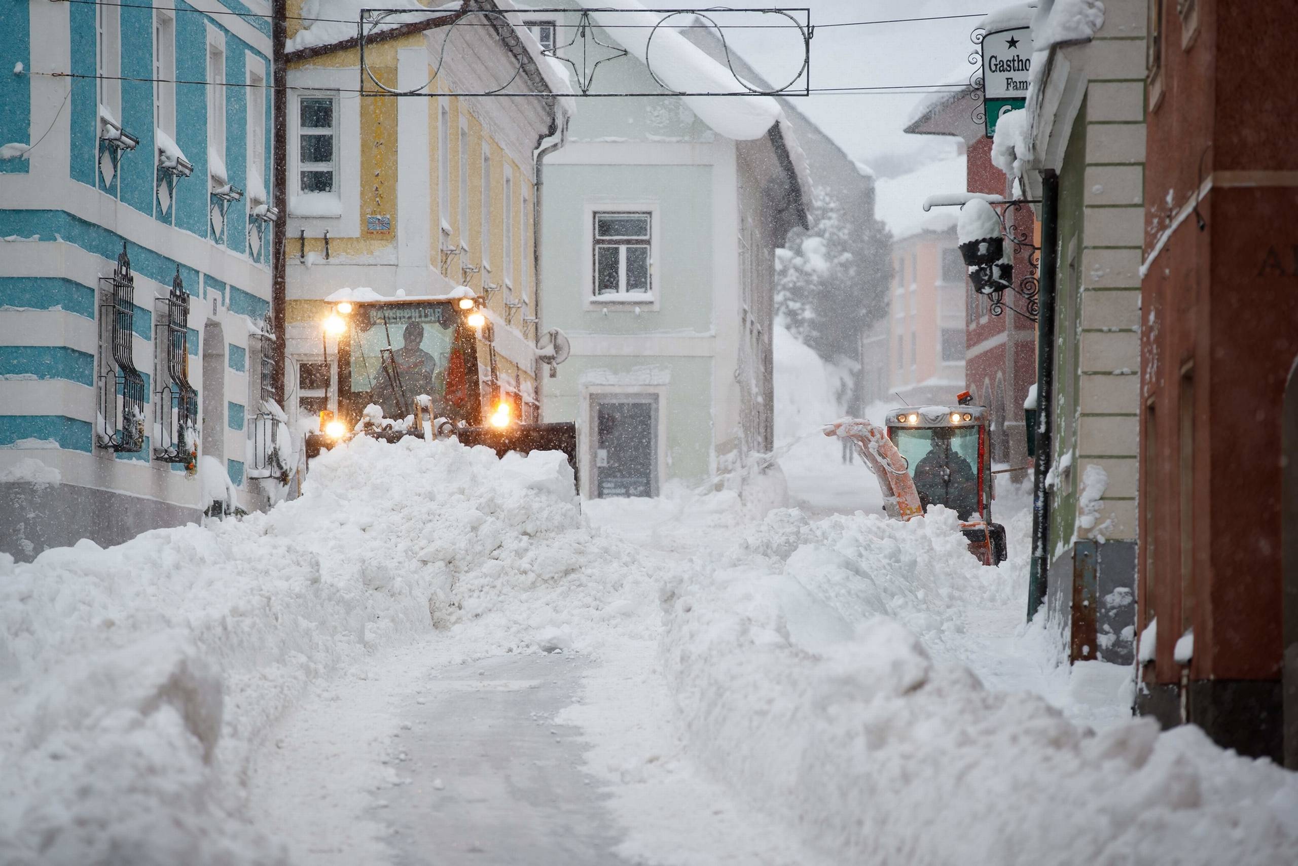 Lørdag var der ophold i snevejret i Østrig og det sydlige Tyskland. Det benyttede man sig af til at få ryddet en del sne af vejene. Foto: Erwin Scheriau/AFP