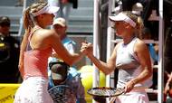 Efter kamp takker man pænt for dysten, men efter mødet i Madrid 2015 får Caroline Wozniacki og Maria Sharapova overstået formalia uden det mindste tegn på indlevelse. Siden har de to ikke spillet mod hinanden. Foto: Andrea Comas/Ritzau Scanpix